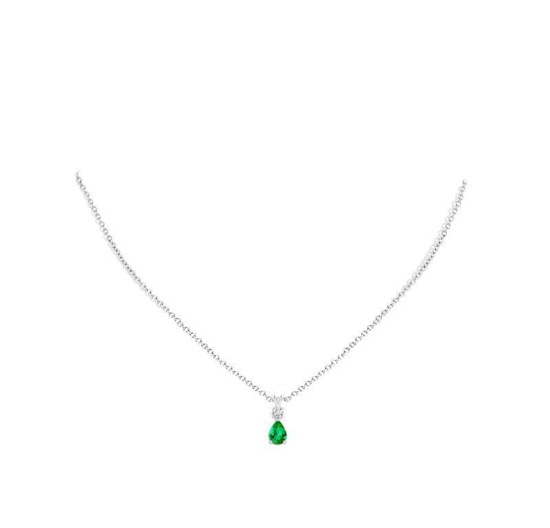 Taglio a goccia Ciondolo con smeraldo naturale a forma di pera in oro bianco 14K Dimensioni 7x5 mm in vendita