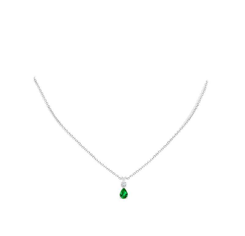 Taglio a goccia Ciondolo con smeraldo naturale a forma di pera in oro bianco 14K Dimensioni 7x5 mm in vendita