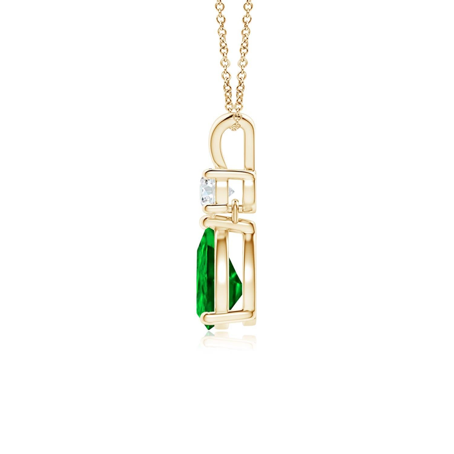 Uno smeraldo verde taglio pera pende da un diamante bianco scintillante su questo elegante pendente a goccia. La lucentezza della balla a V aggiunge bellezza a questo pendente in oro giallo 14k con smeraldo e diamante. Emana un fascino lussuoso con