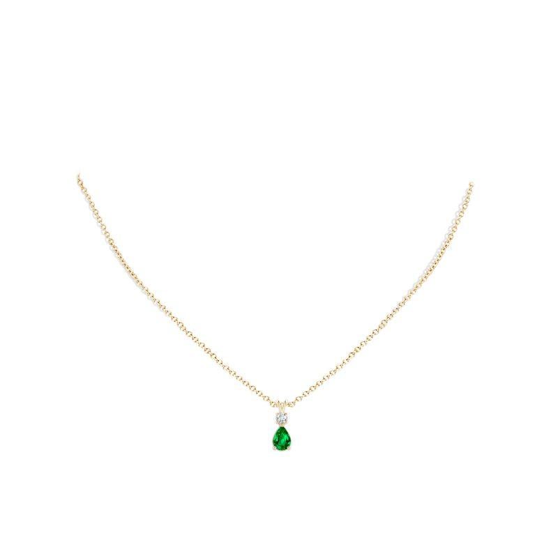 Taglio a goccia Ciondolo con smeraldo naturale a forma di pera in oro giallo 14K Misura 7x5 mm in vendita