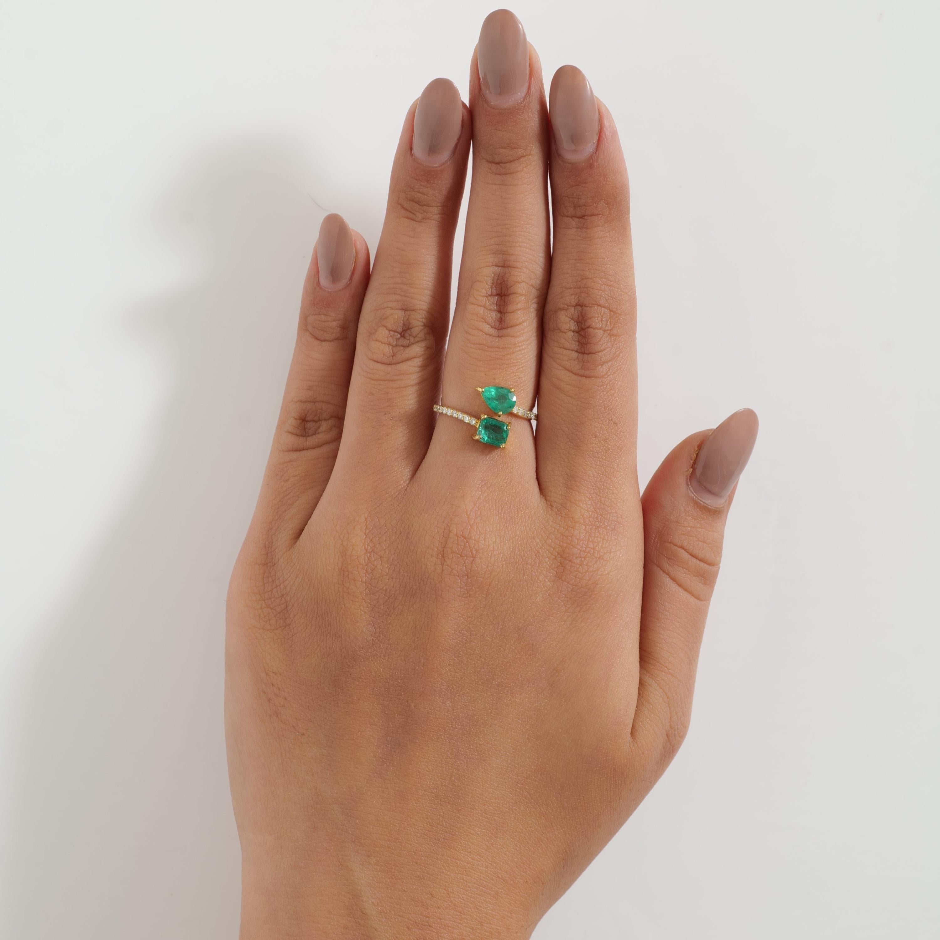 Bypass-Ring aus massivem 14-karätigem Gold mit natürlichem Birnensmaragd und quadratischem Diamant (zertifiziert) (Rundschliff) im Angebot