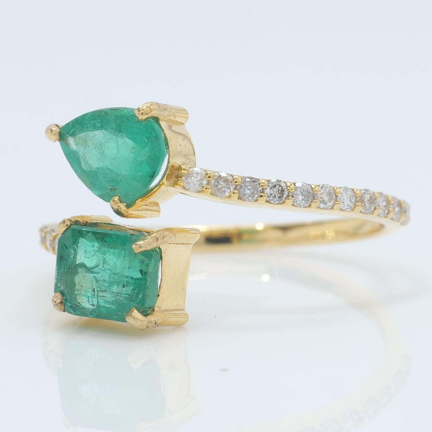 Bypass-Ring aus massivem 14-karätigem Gold mit natürlichem Birnensmaragd und quadratischem Diamant (zertifiziert) im Zustand „Neu“ im Angebot in New Delhi, DL