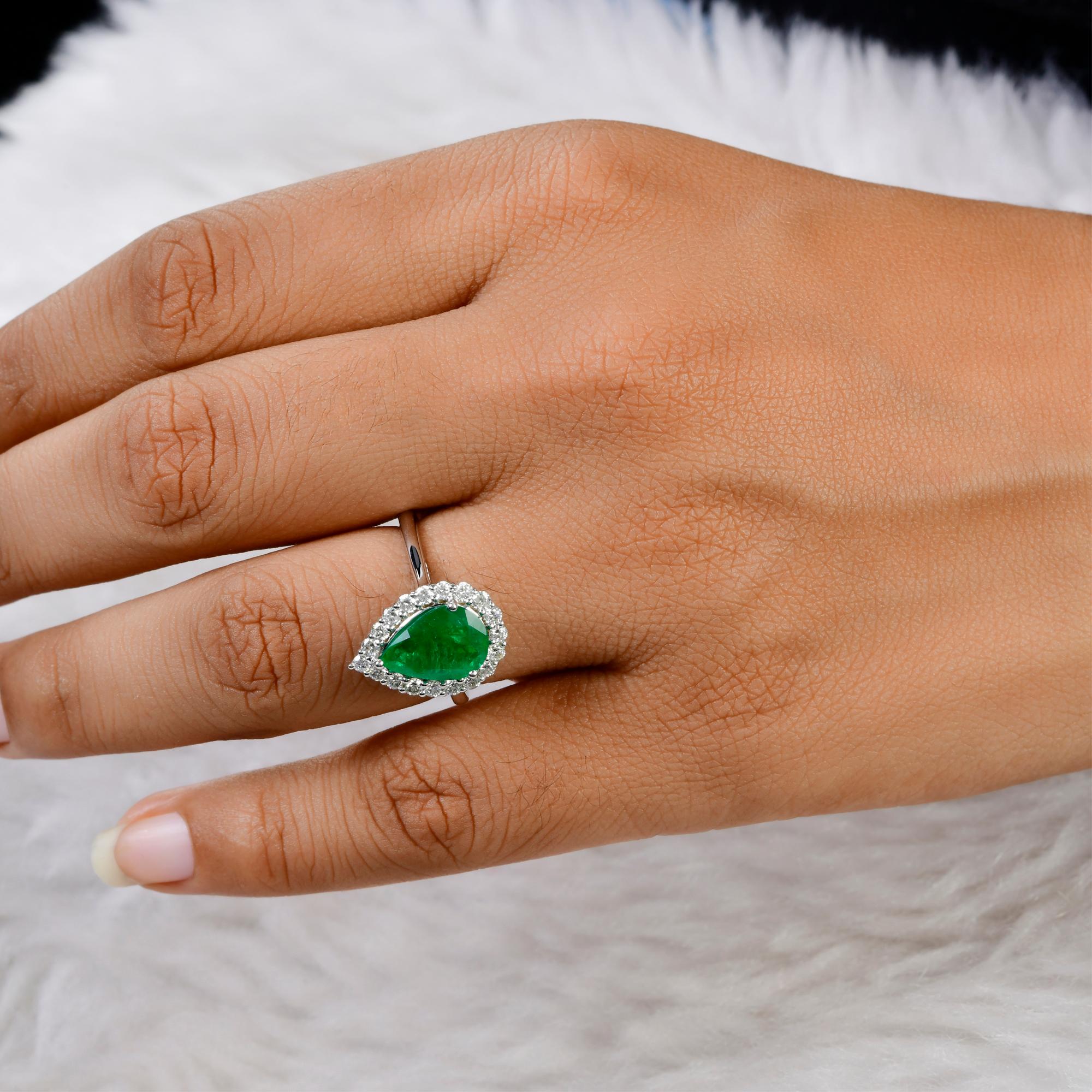 Im Angebot: Natürliche Birne Sambia Smaragd Diamant Halo Ehering 18 Karat Weißgold () 2