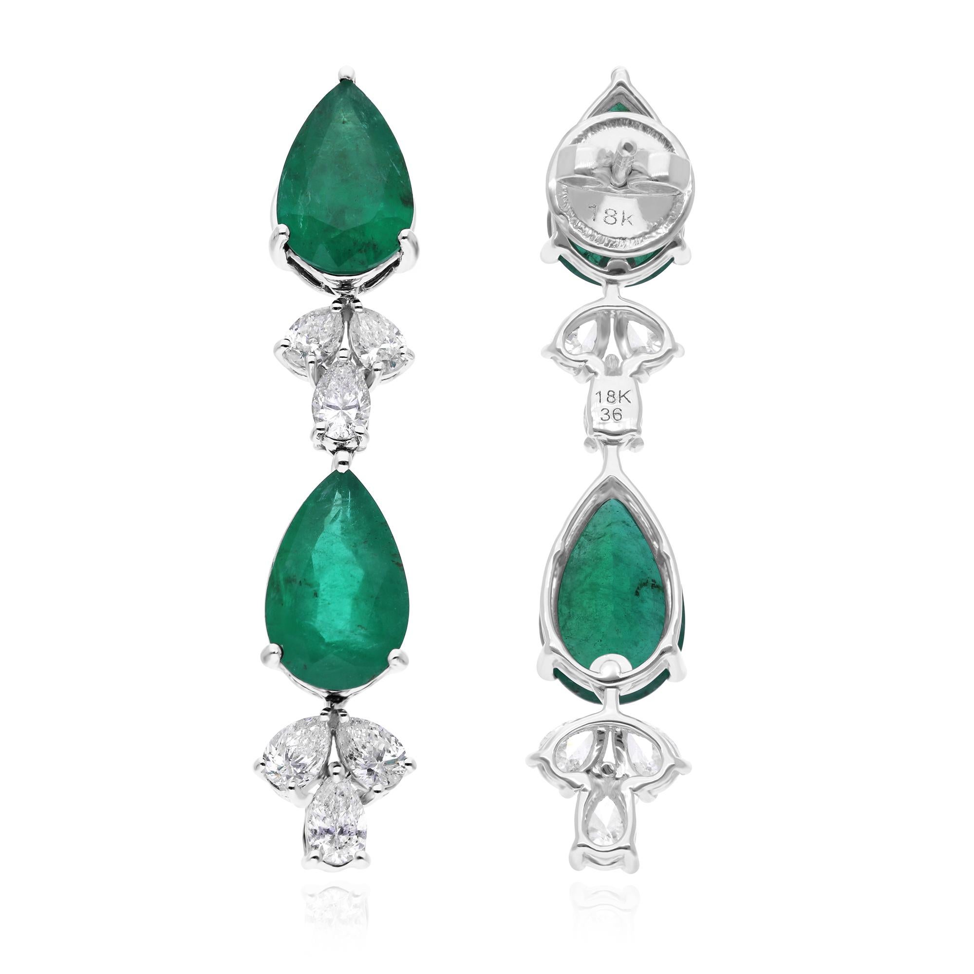 Estos impresionantes pendientes presentan 7,27 quilates de esmeraldas naturales de Zambia en forma de pera, engastadas en lujoso oro blanco de 18 quilates. Acentuados con 1,47 quilates de diamantes naturales en forma de pera, estos pendientes pesan