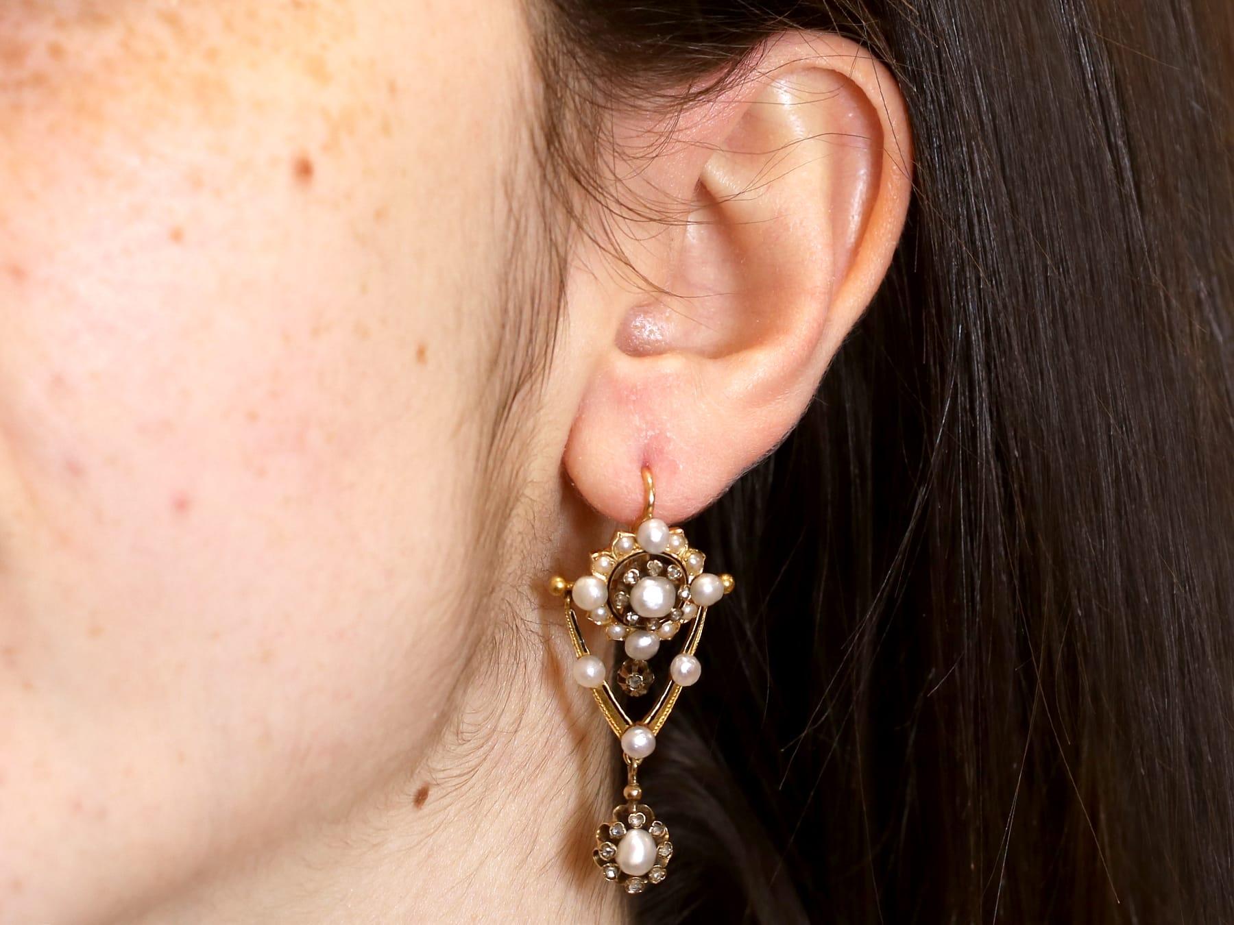 Orecchini con perle naturali, diamanti da 0,66 carati e smalto, oro giallo 9k in vendita 6