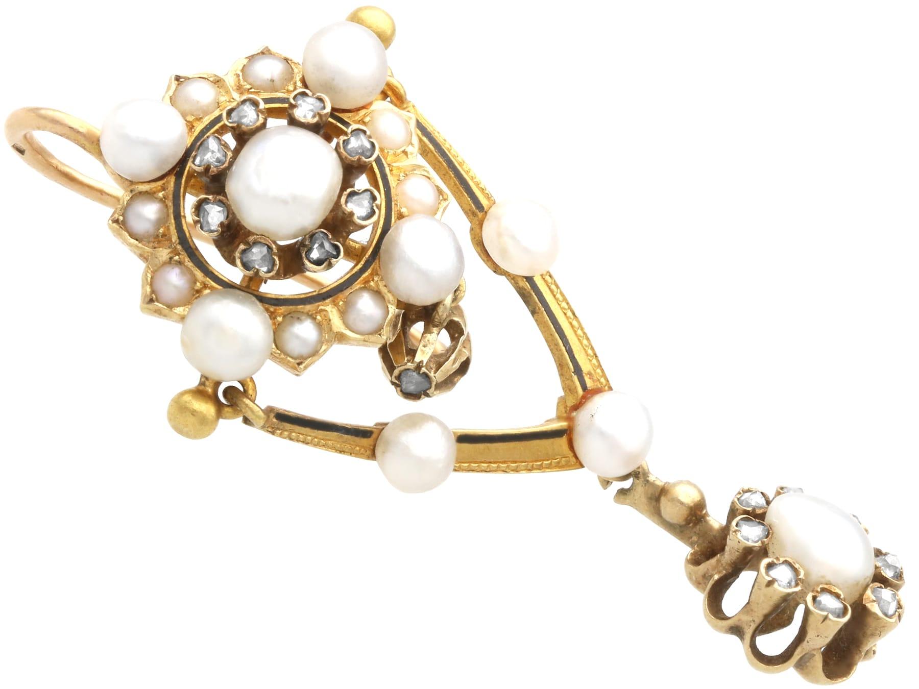 Orecchini con perle naturali, diamanti da 0,66 carati e smalto, oro giallo 9k in vendita 1