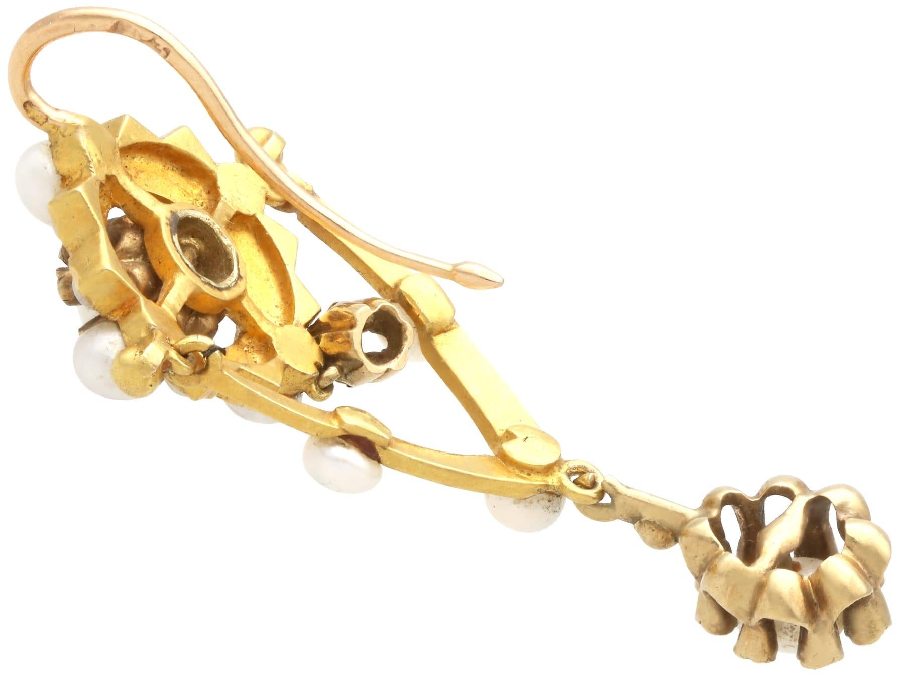 Orecchini con perle naturali, diamanti da 0,66 carati e smalto, oro giallo 9k in vendita 2