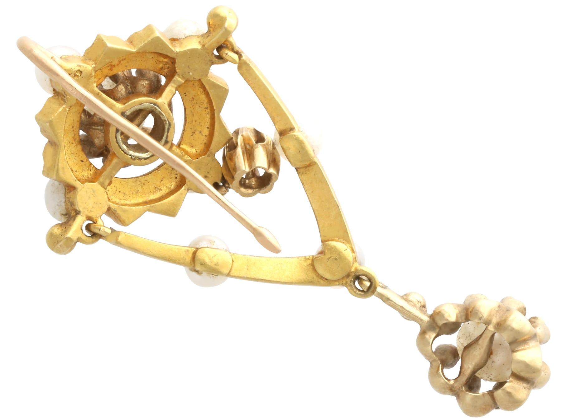 Orecchini con perle naturali, diamanti da 0,66 carati e smalto, oro giallo 9k in vendita 3