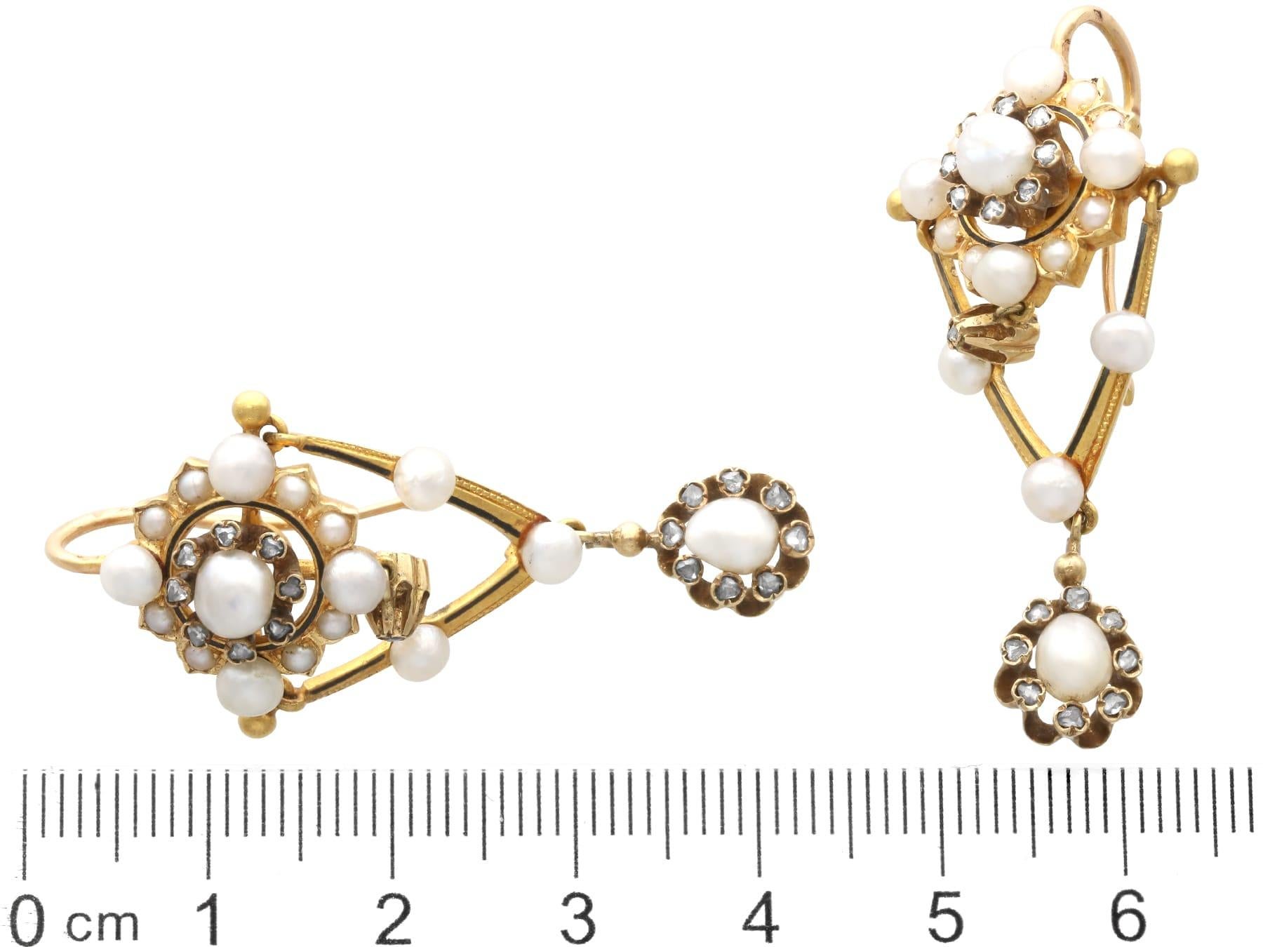 Orecchini con perle naturali, diamanti da 0,66 carati e smalto, oro giallo 9k in vendita 4