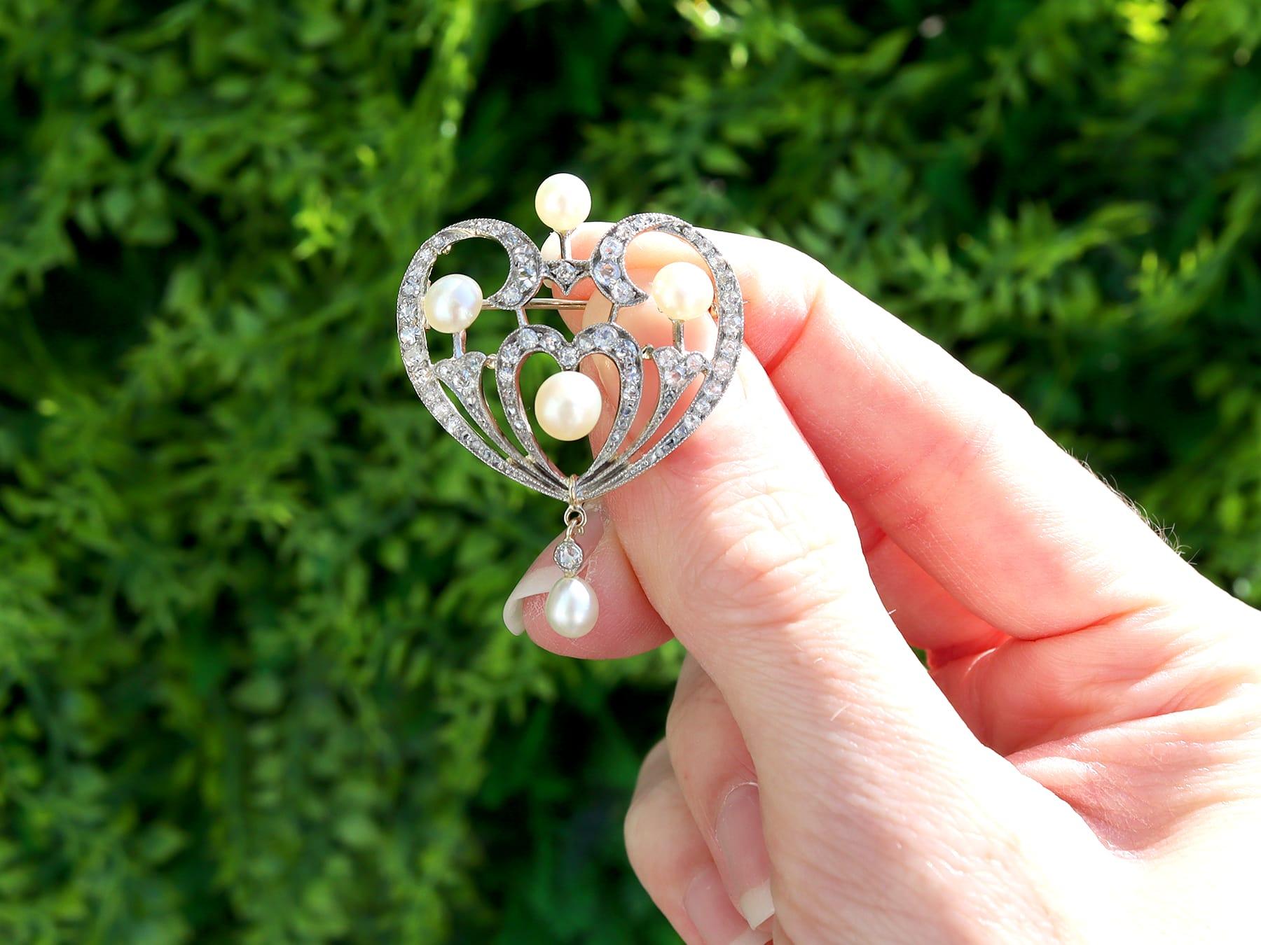 Une superbe, fine et impressionnante perle naturelle ancienne et un diamant de 0,95 carat, pendentif/broche en or jaune 12 carats et en argent, faisant partie de nos diverses collections de bijoux anciens.

Ce superbe pendentif/broche en perles