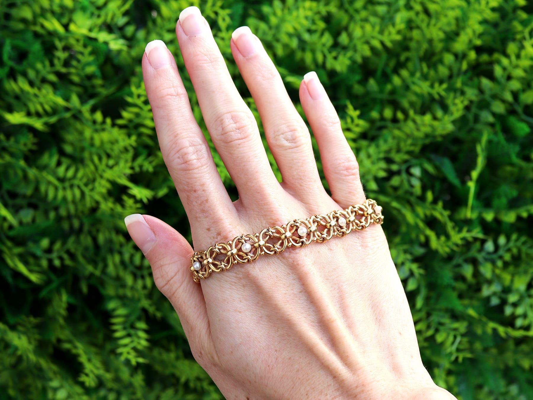 Un impressionnant bracelet ancien en perles naturelles et or jaune 18 carats, qui fait partie de nos diverses collections de bijoux anciens et de bijoux de succession.

Ce magnifique bracelet victorien antique a été réalisé en or jaune 18k.

Le