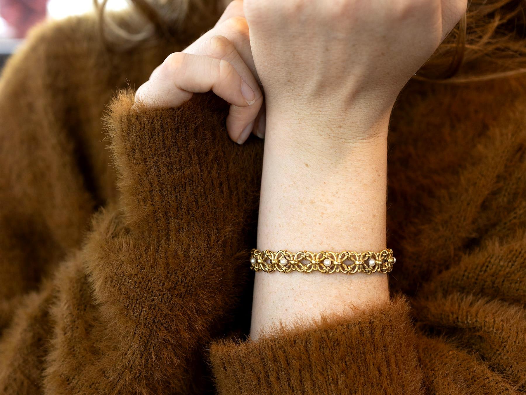 Bracelet français ancien en or jaune 18 carats et perles naturelles, c. 1890 Excellent état - En vente à Jesmond, Newcastle Upon Tyne