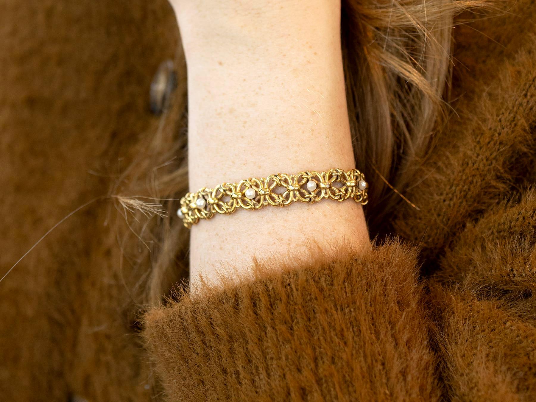 Bracelet français ancien en or jaune 18 carats et perles naturelles, c. 1890 Unisexe en vente