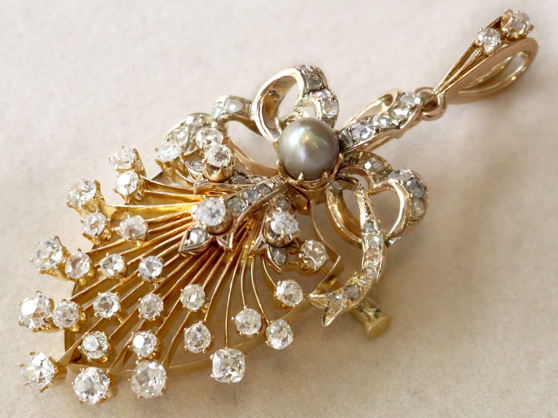Taille vieille Europe Natural Pearl and 4.84 Carat Diamond 18k Yellow Gold Pendant / Brooch Circa 1880 en vente