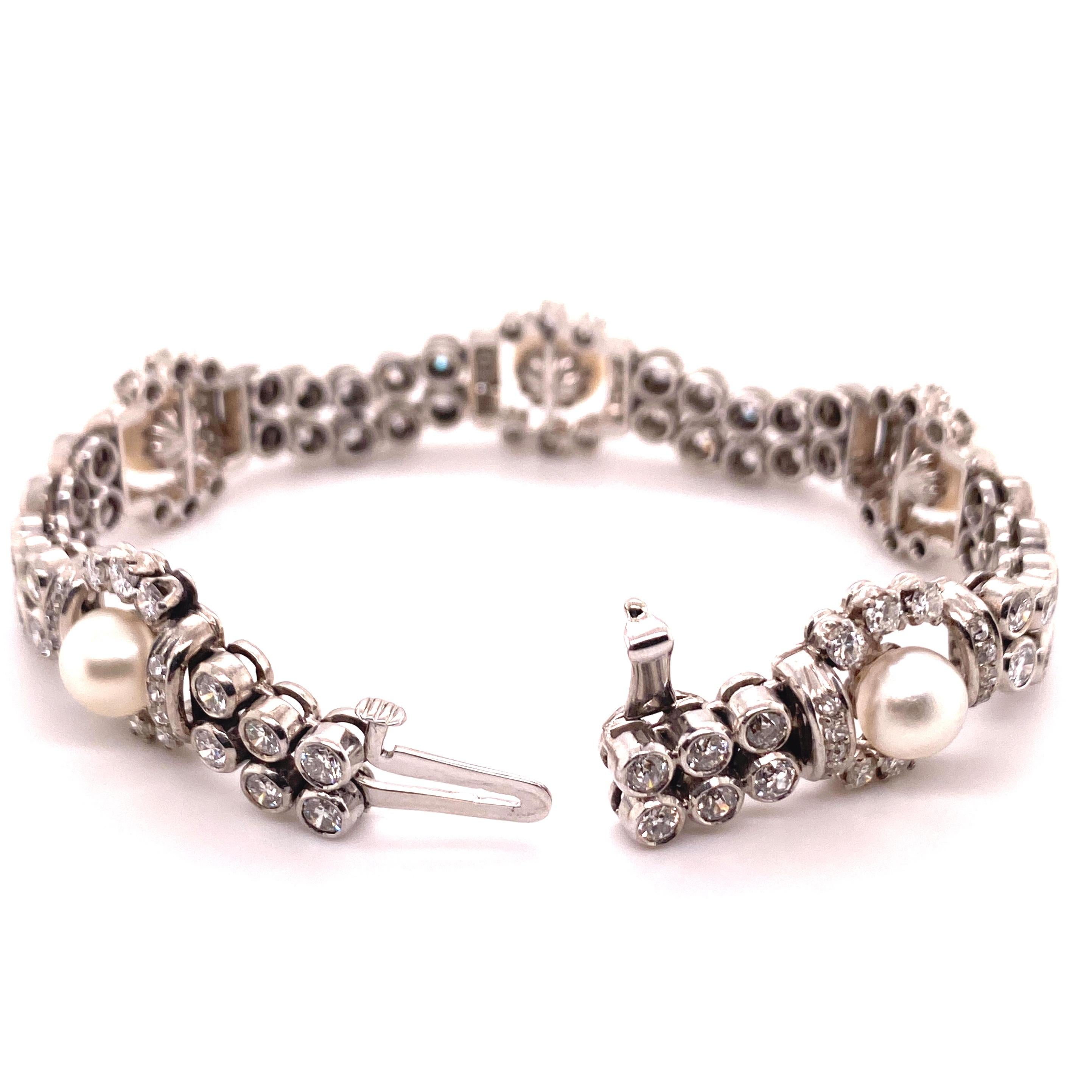 This elegant and timeless bracelet in 18 karat white gold is set with 5 natural pearl buttons from 7.2 to 8.8 mm in diameter. The pearls are of white to slightly cream colour and have a smooth surface and a soft luster. 
The bracelet is made of two