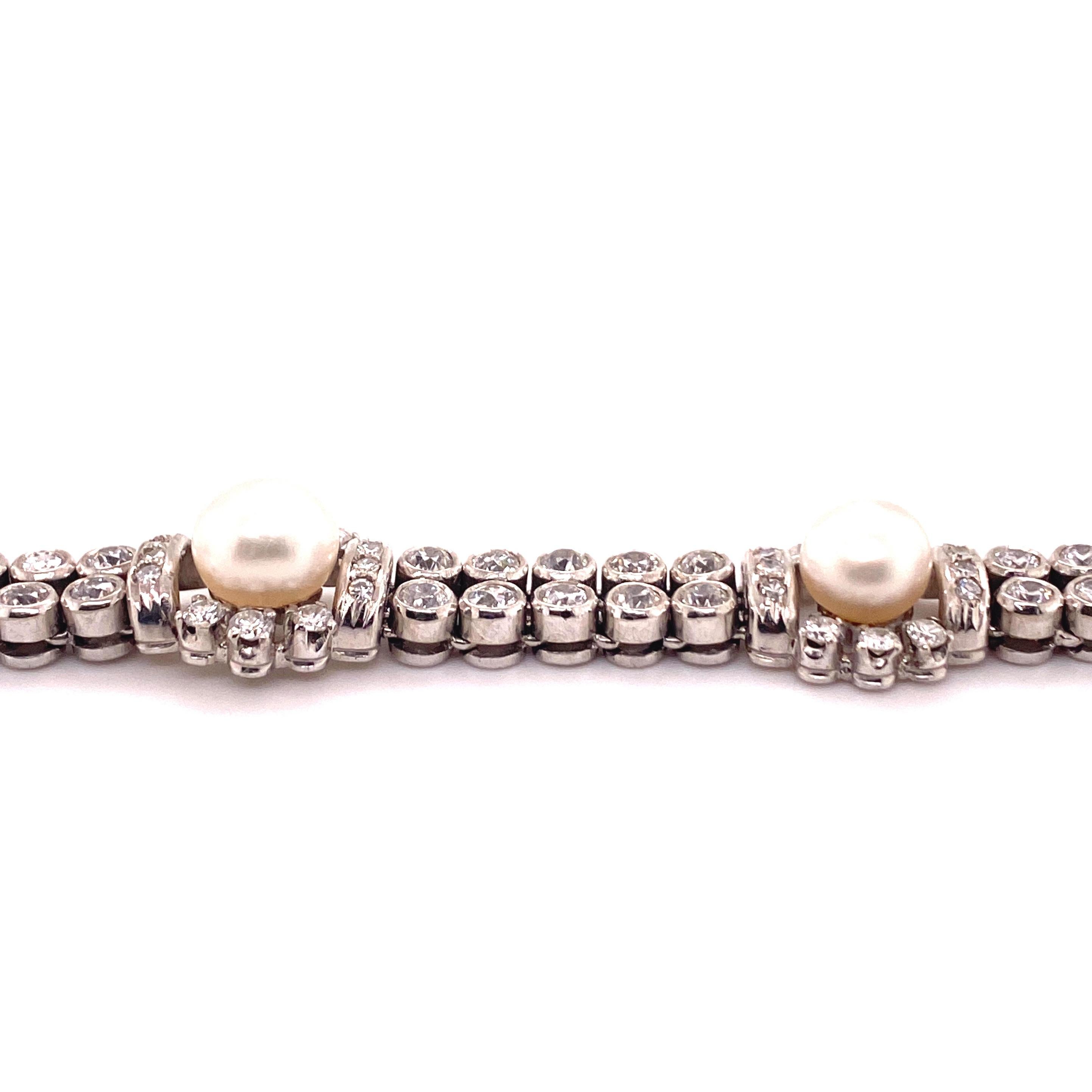 Natural Pearl and Diamond Bracelet in 18 Karat White Gold In Good Condition In Lucerne, CH