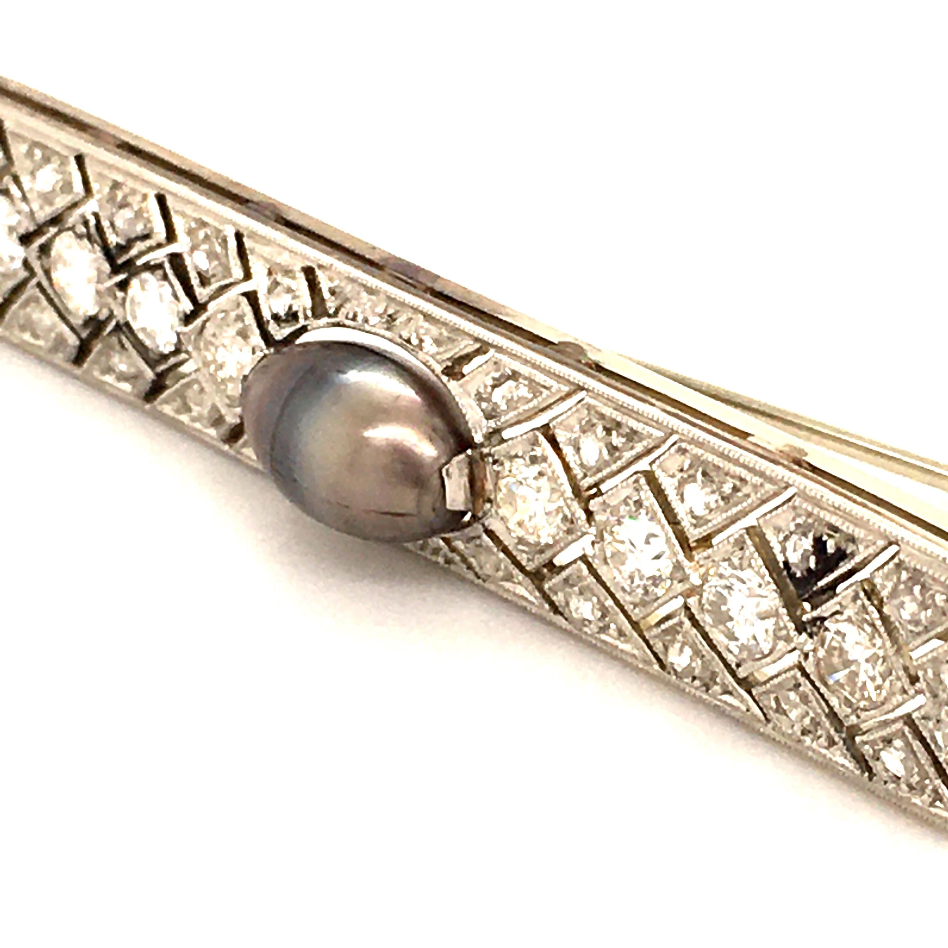 Natural Pearl and Diamond Brooch in Platinum and 18 Karat White Gold In Good Condition In Lucerne, CH