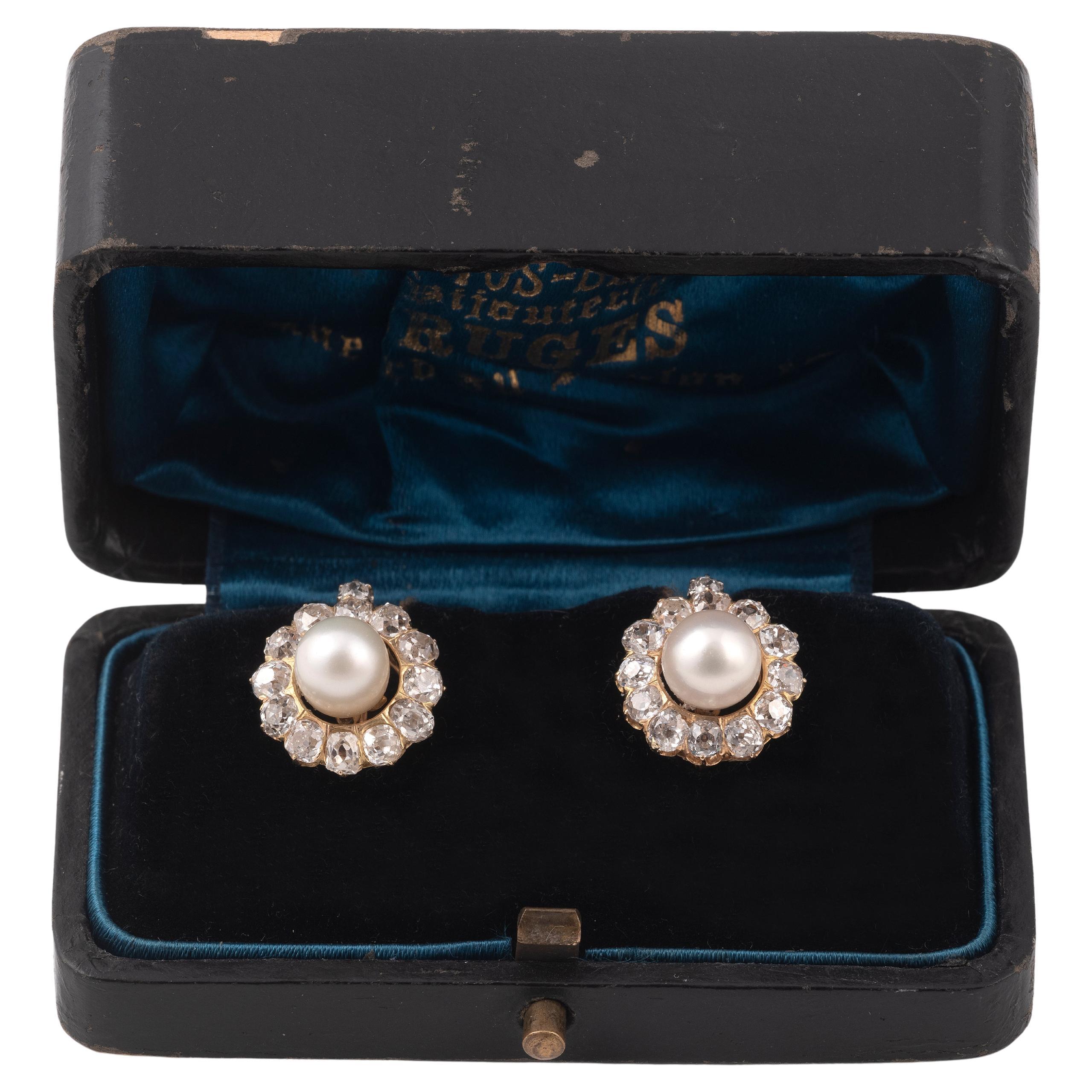 Each set with a 7.6mm or 7.8mm natural pearl, within a cushion-shaped diamond surround, mounted in gold, diamonds approx. 4.5cts total, length 2.0cm
Weight: 7,3gr.

Accompanied by IGN report no. 36432 stating that the pearls are natural