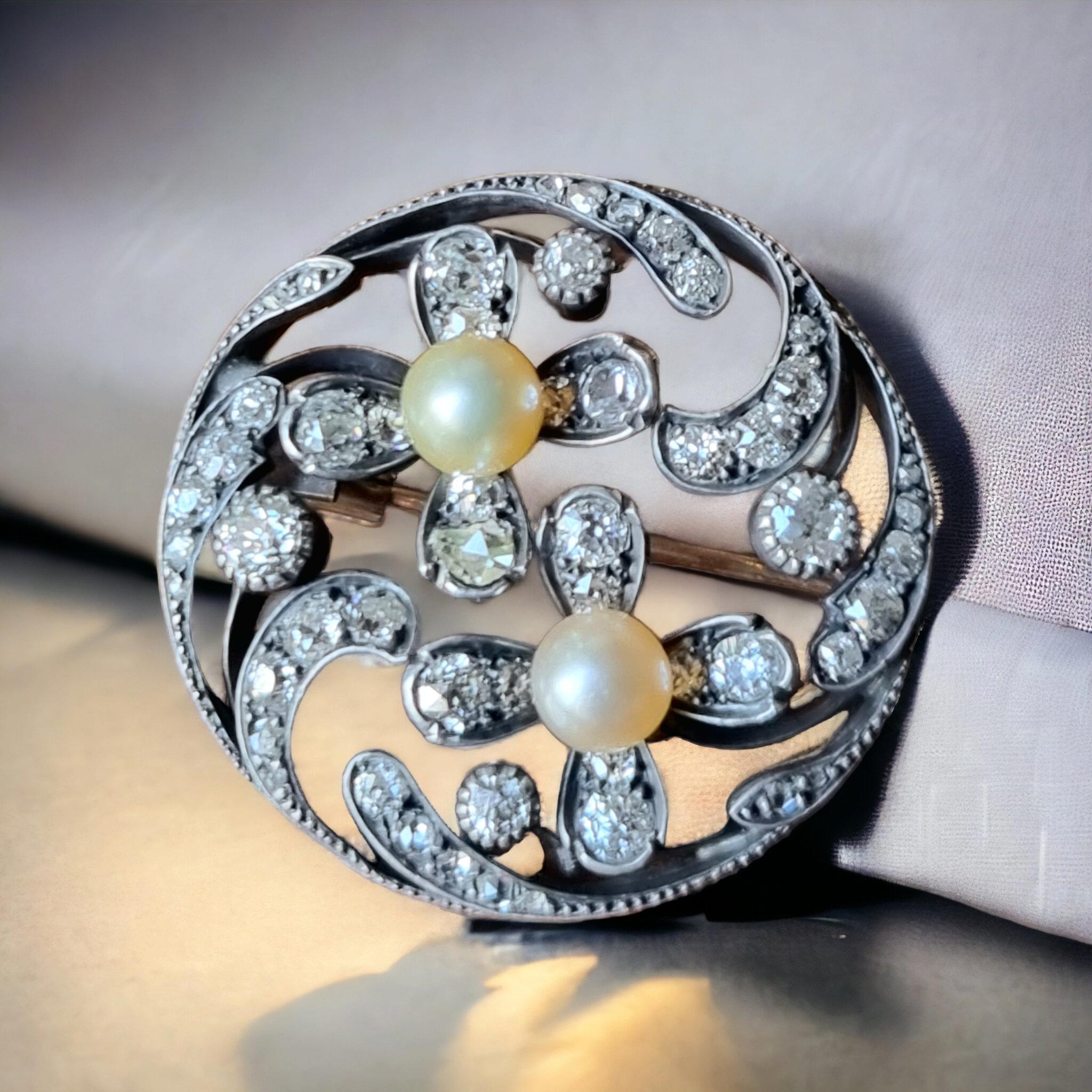 Pendentif / broche en forme de fleur en perles naturelles et diamants, 19e siècle en vente 5
