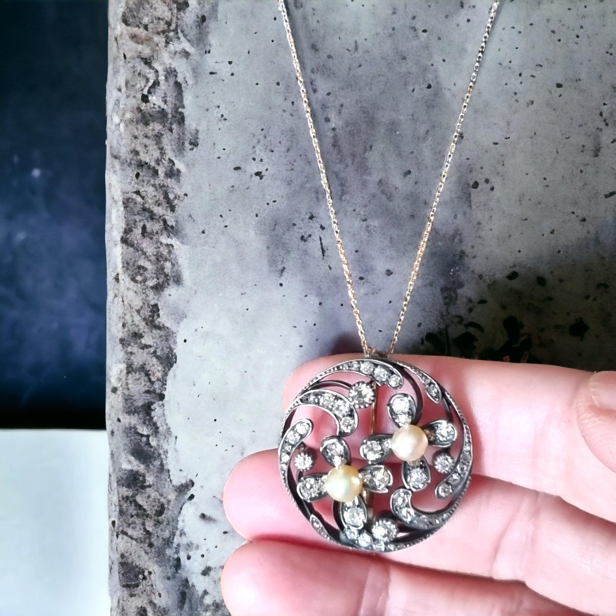 Victorien Pendentif / broche en forme de fleur en perles naturelles et diamants, 19e siècle en vente