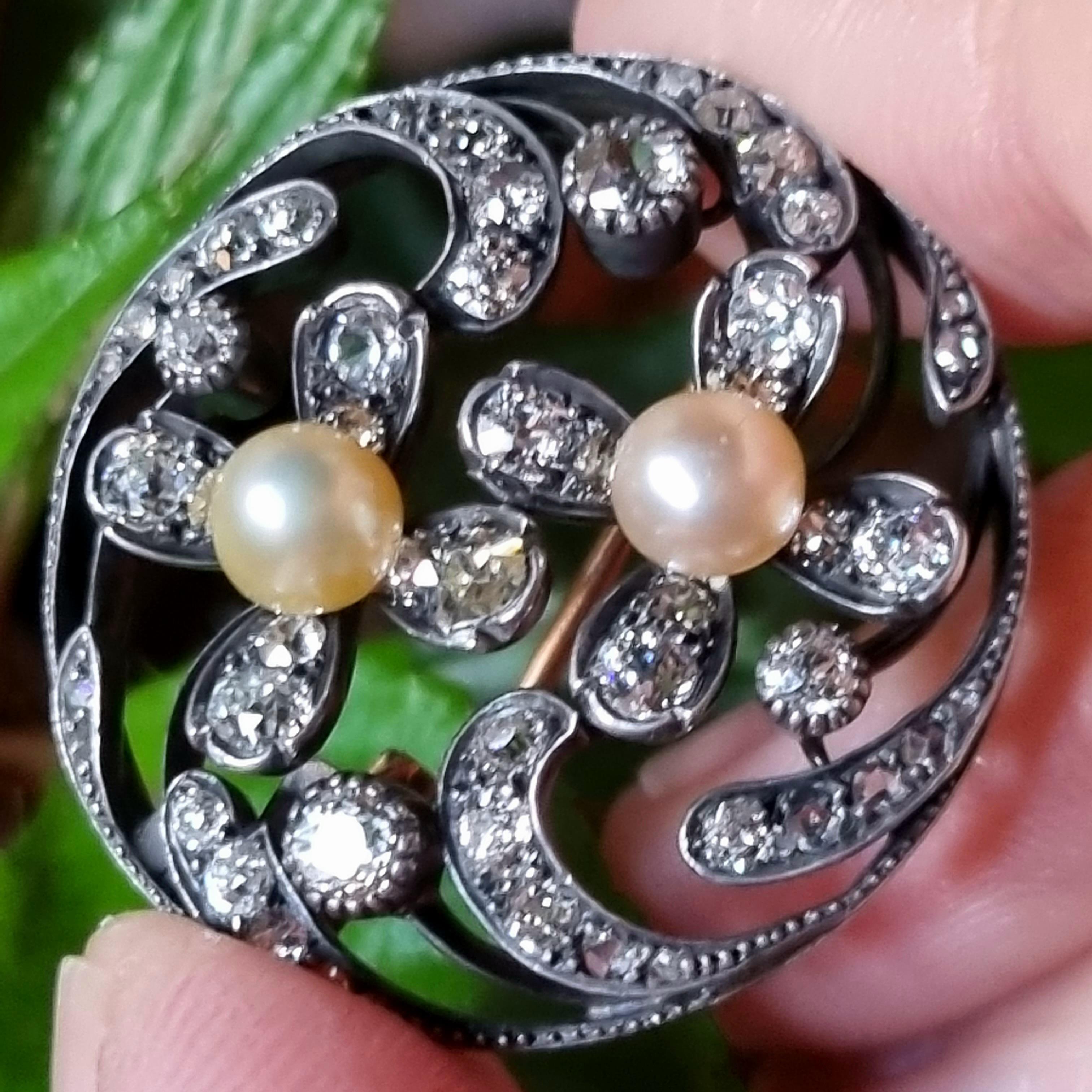 Natural Pearl and Diamond Flower Pendant / Brooch, 19th Century In Good Condition For Sale In OVIEDO, AS