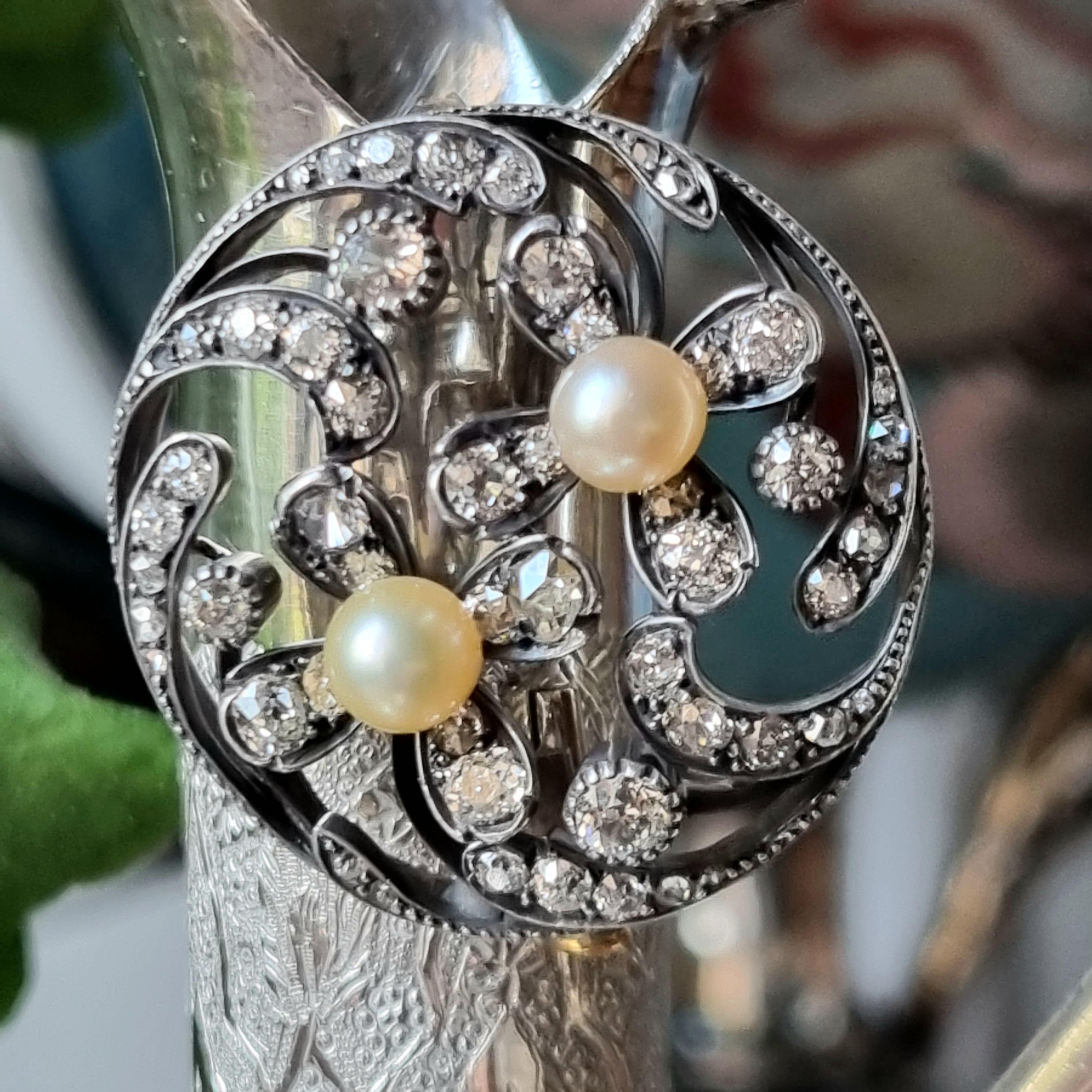 Pendentif / broche en forme de fleur en perles naturelles et diamants, 19e siècle Pour femmes en vente