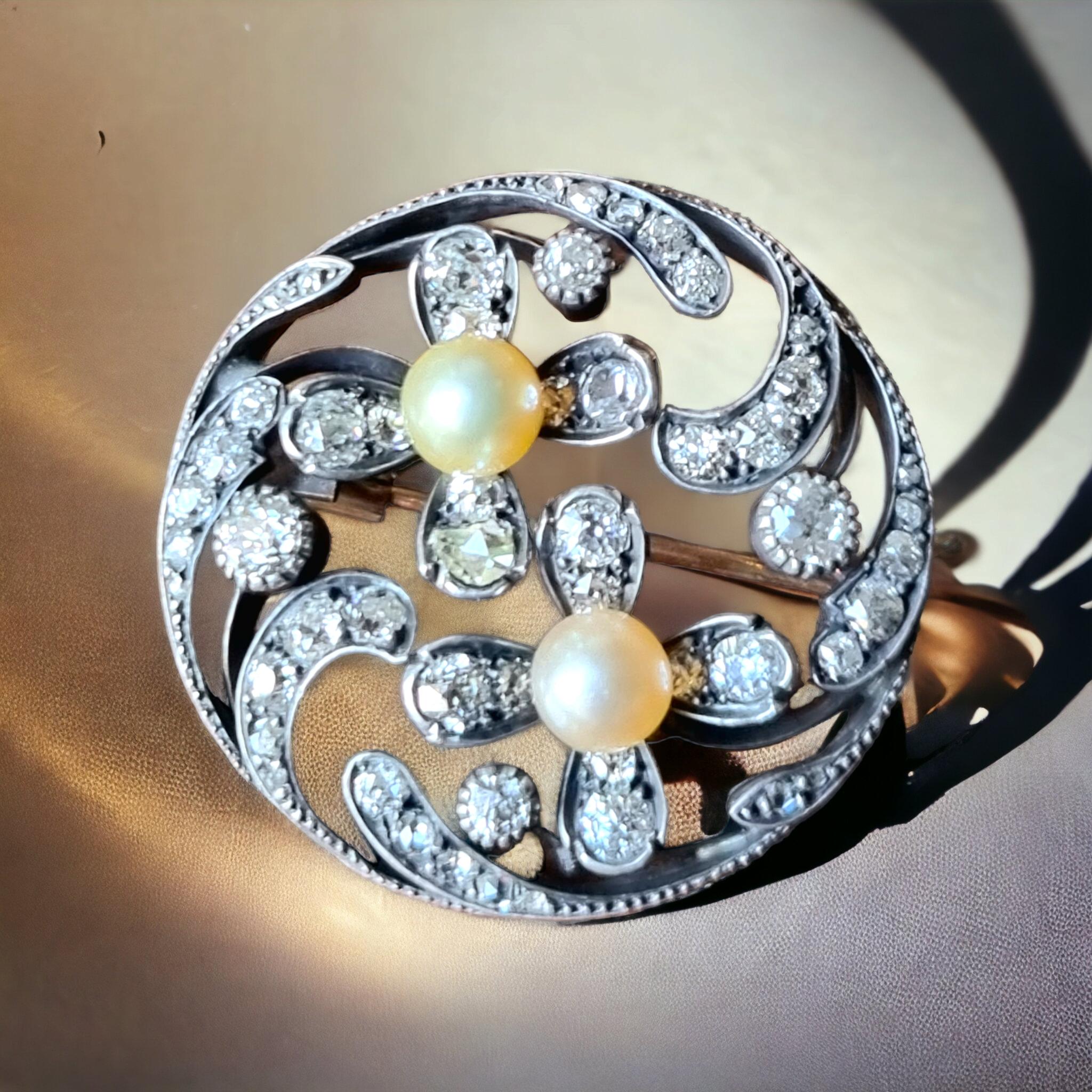 Pendentif / broche en forme de fleur en perles naturelles et diamants, 19e siècle en vente 1
