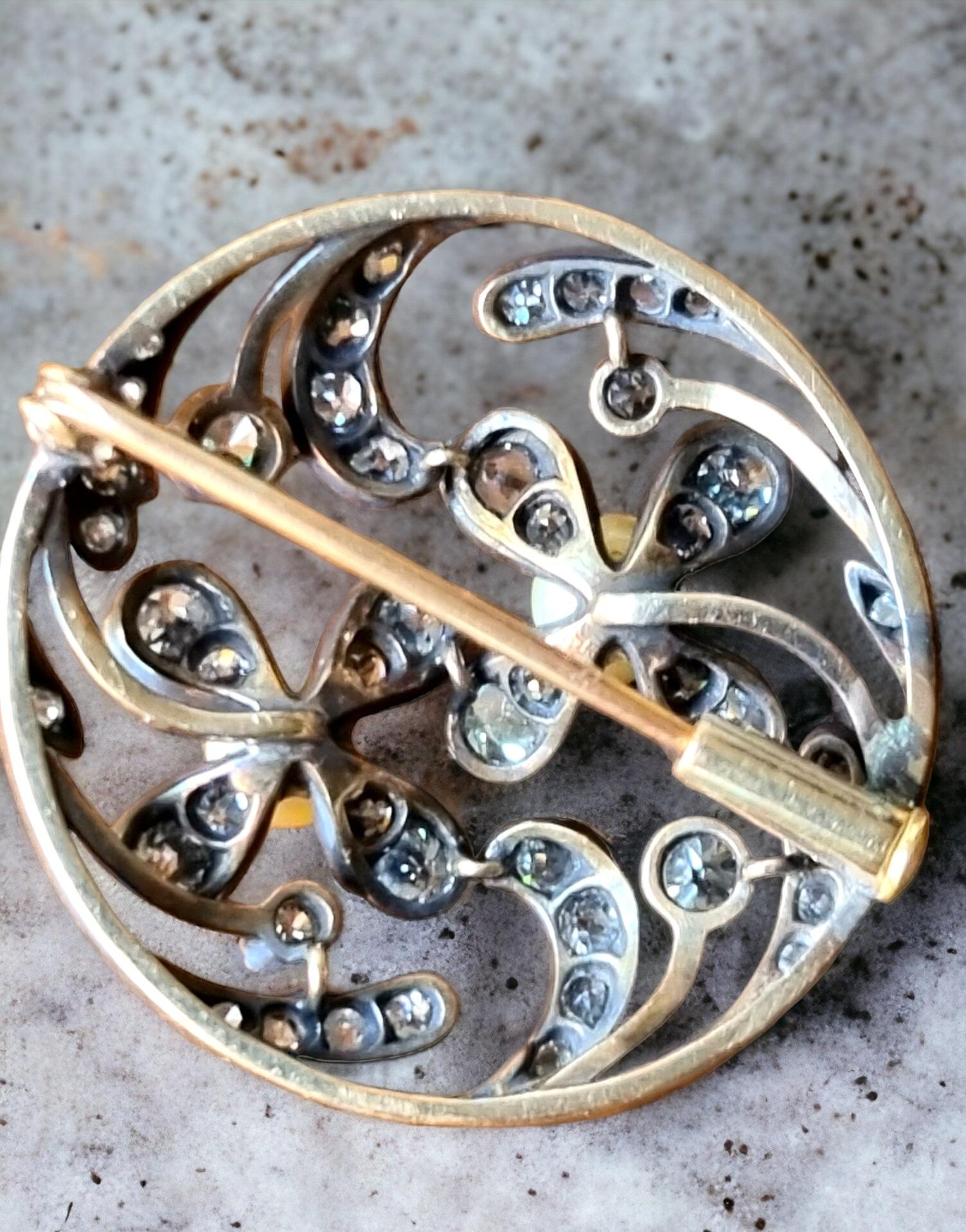 Pendentif / broche en forme de fleur en perles naturelles et diamants, 19e siècle en vente 2