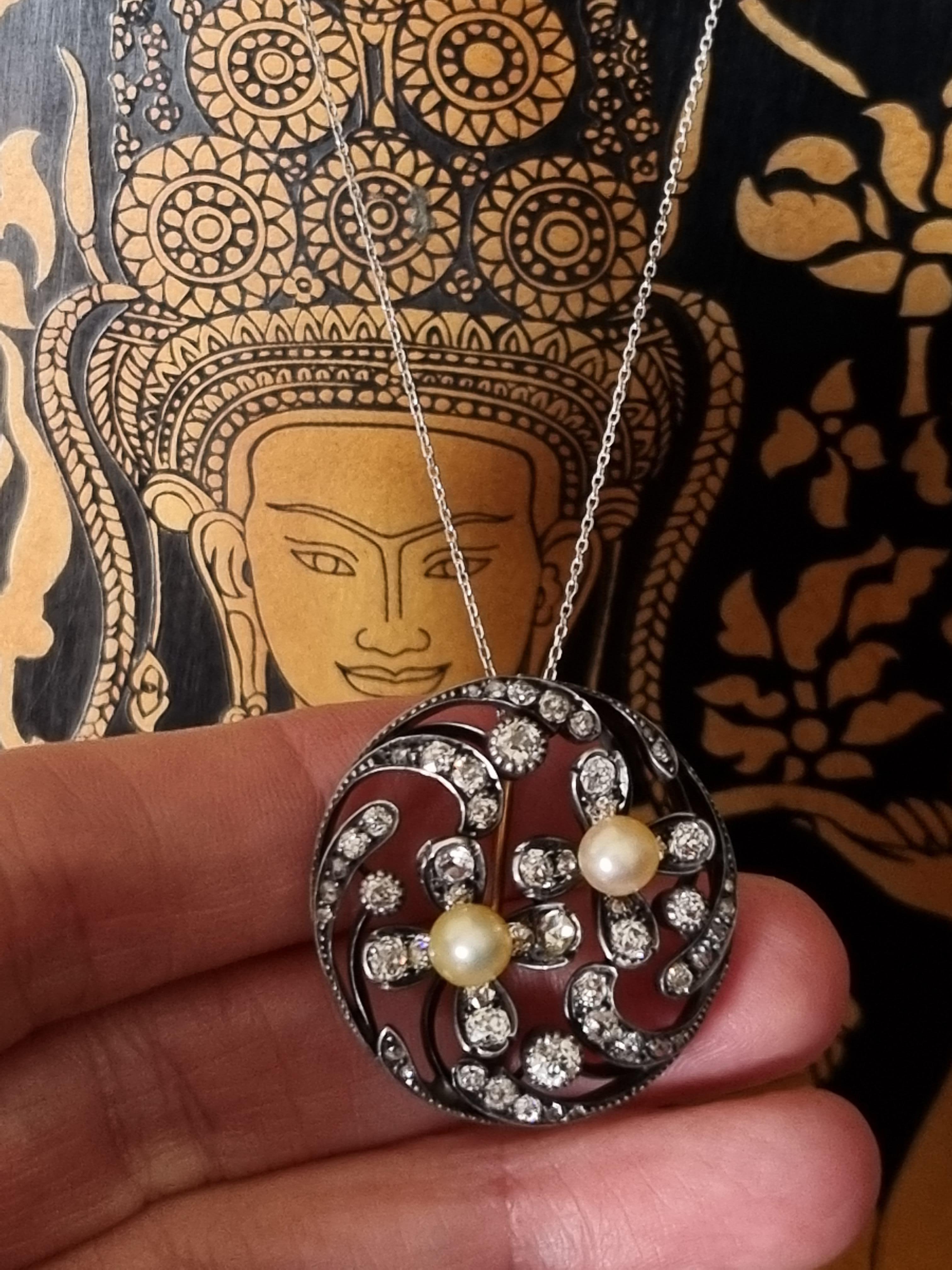 Pendentif / broche en forme de fleur en perles naturelles et diamants, 19e siècle en vente 3