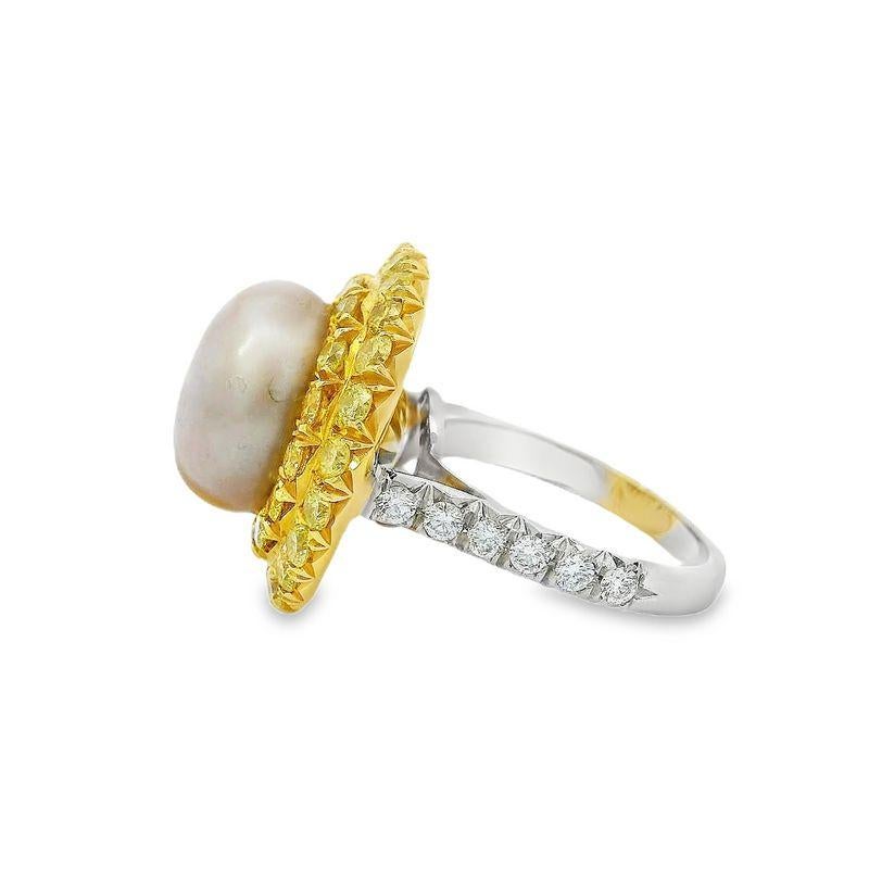 Anello con perle naturali e diamanti

Questo squisito anello mette in mostra una rara perla naturale di 12,5 mm, incastonata in una raffinata combinazione di platino e oro giallo 18 carati. Intorno alla perla ci sono circa 1,95 carati di diamanti