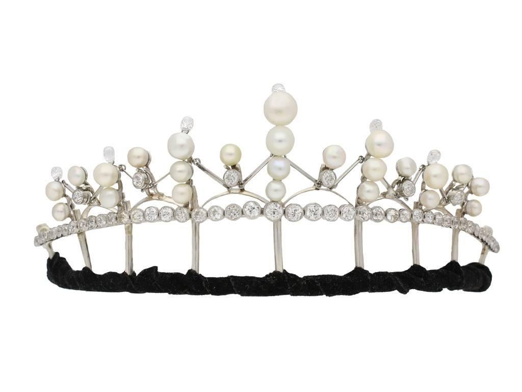 Tiara/Halskette/Armband mit natürlichen Perlen und Diamanten. Besetzt mit siebenundzwanzig runden natürlichen Salzwasserperlen mit einem Durchmesser von ca. 5,4 bis 9,8 mm, ferner besetzt mit sechs runden Diamanten im Altschliff in offenen