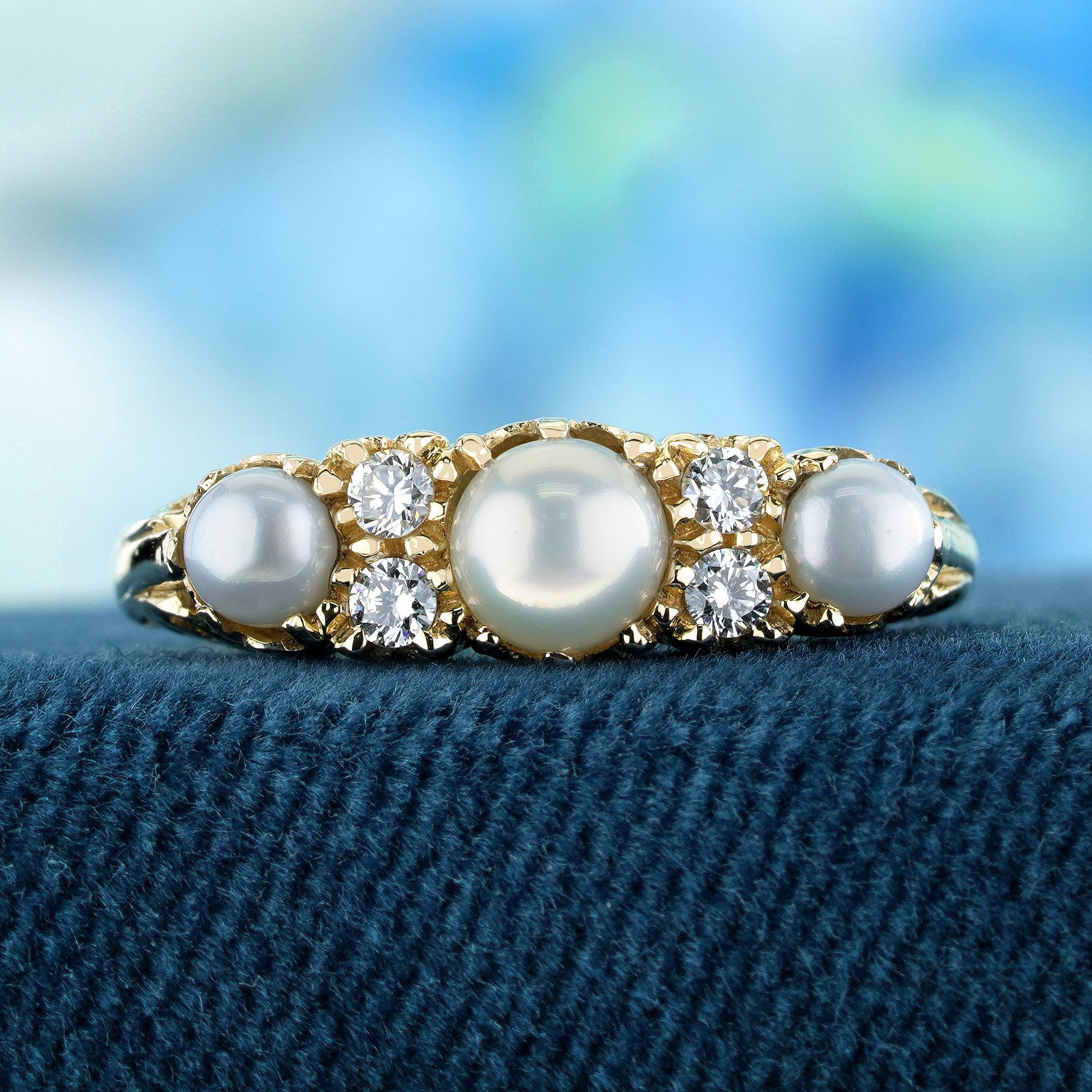 Questo anello emana un fascino vintage grazie agli intricati dettagli intagliati e all'estetica senza tempo. La montatura in oro giallo offre uno sfondo caldo e ricco alle gemme. Al centro si trovano tre perle bianche naturali d'acqua dolce, il cui