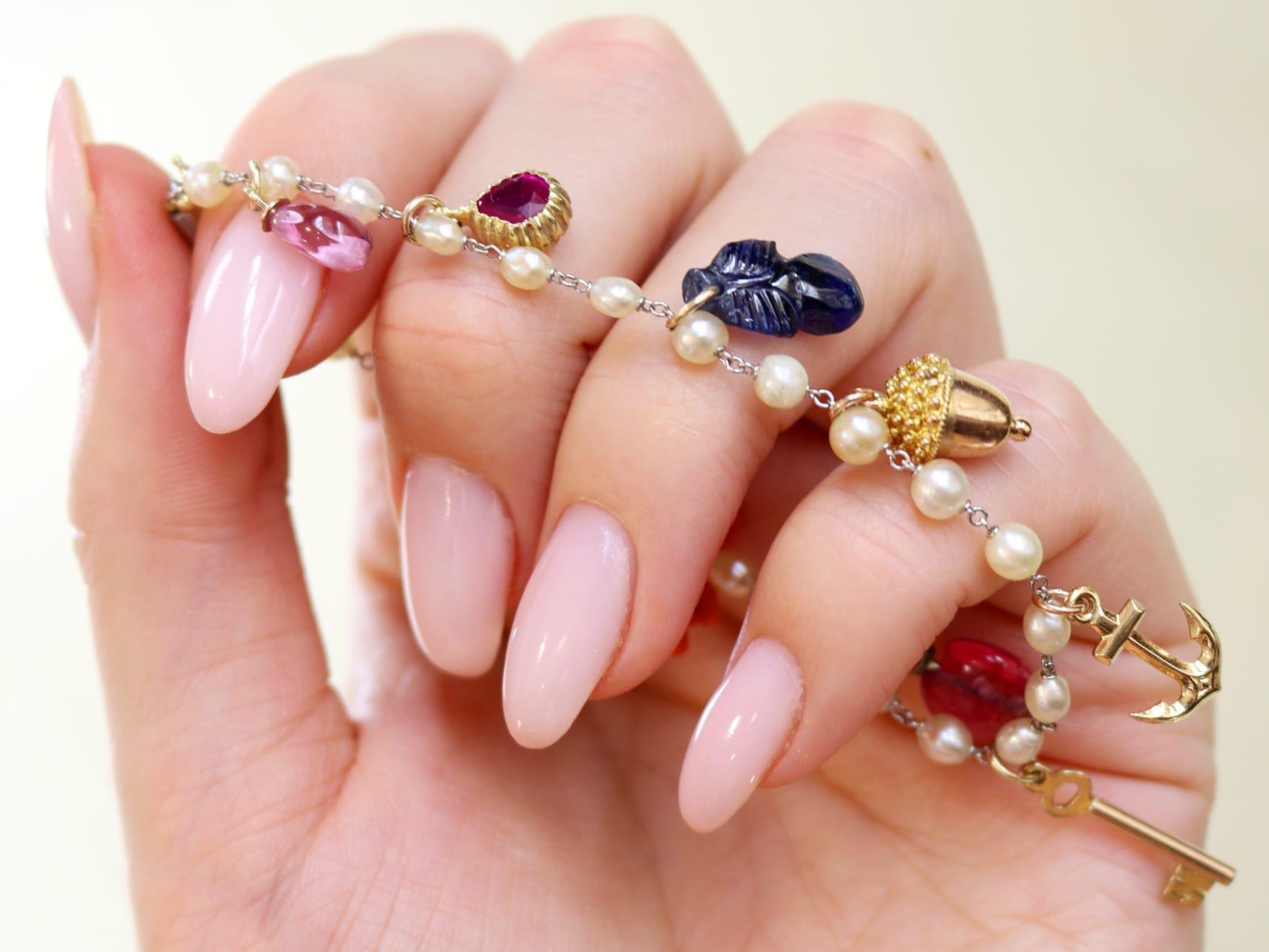 Taille ronde Bracelet breloque ancien perle, saphir, tourmaline, topaze et rubis en vente