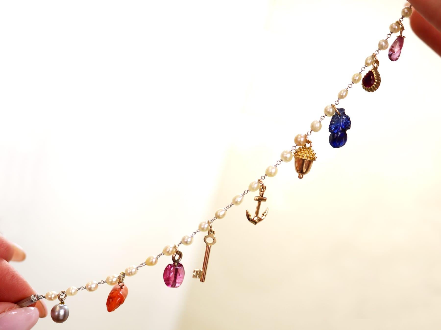 Bracelet breloque ancien perle, saphir, tourmaline, topaze et rubis Unisexe en vente