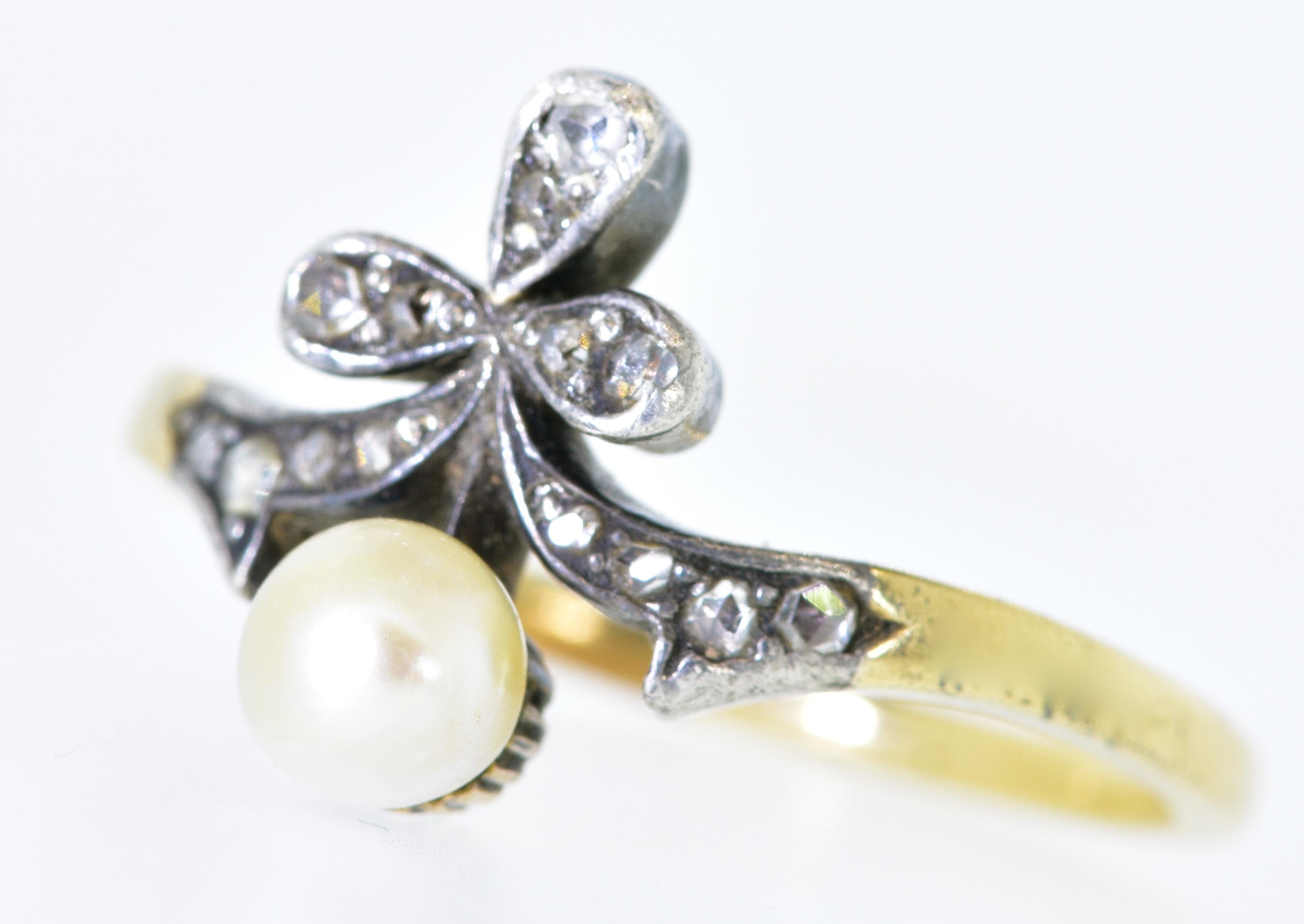 Bague ancienne en 18 carats, perles naturelles et diamants taille rose en vente 2
