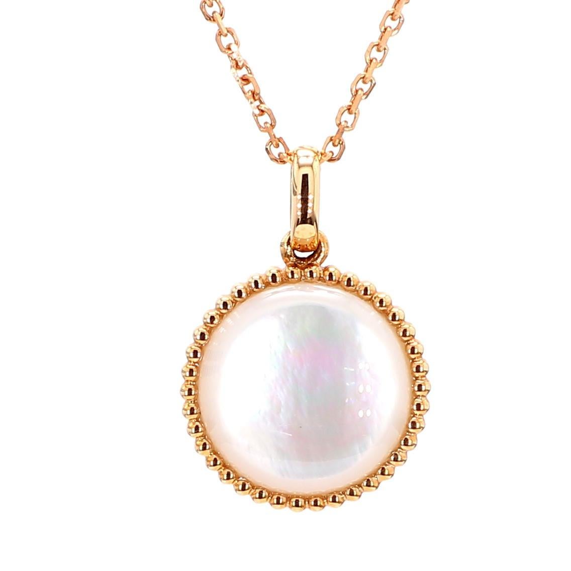 Il bellissimo ciondolo di perle di RareGemworld. Montato in una splendida montatura in oro rosa 18 carati con un corallium secundum rosa naturale e una pinctada maxima bianca naturale, completata da un diamante bianco rotondo naturale. Questo