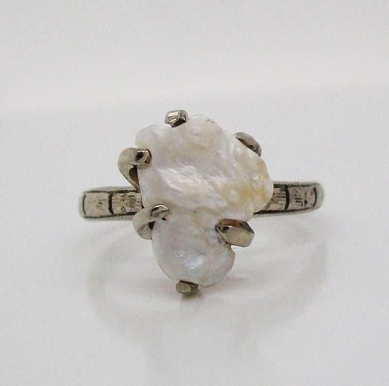 Si tratta di un notevole anello Art Deco in oro bianco 14k con una perla naturale del Delta del Mississippi al centro, che sarebbe un incredibile anello di fidanzamento non tradizionale. Il design semplice dell'anello presenta spalle incise con un