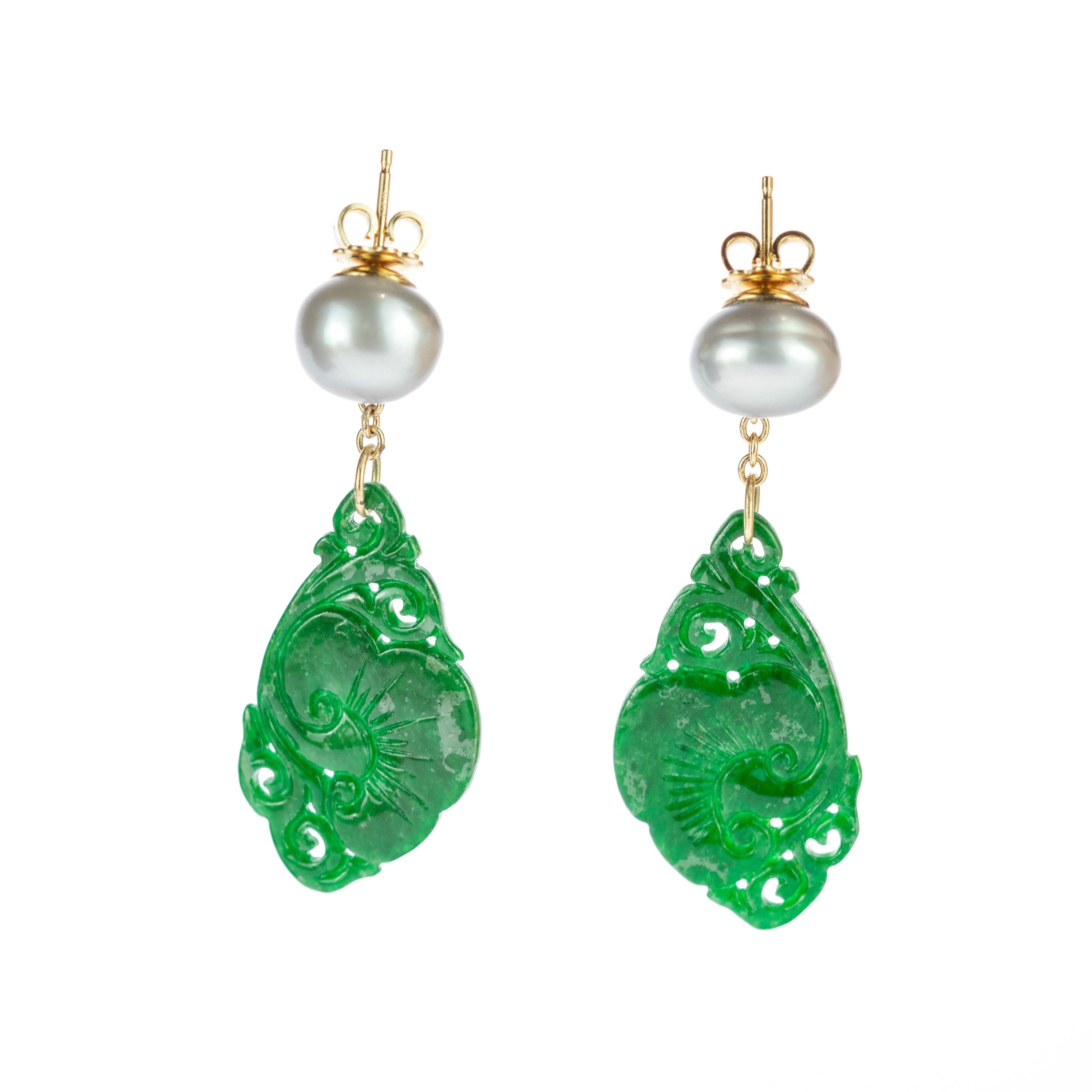 A stunning artisan 18 karat yellow gold italian drop and dangle earrings. Handmade gold chain that starts in a round 1.2 cm diamaeter pearls and ends in a traditional and unique natural carved jade stone. The green precious jade stone is carved in a