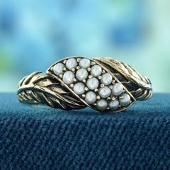Anillo con racimo de perlas naturales y motivos vegetales en oro amarillo macizo de 9K