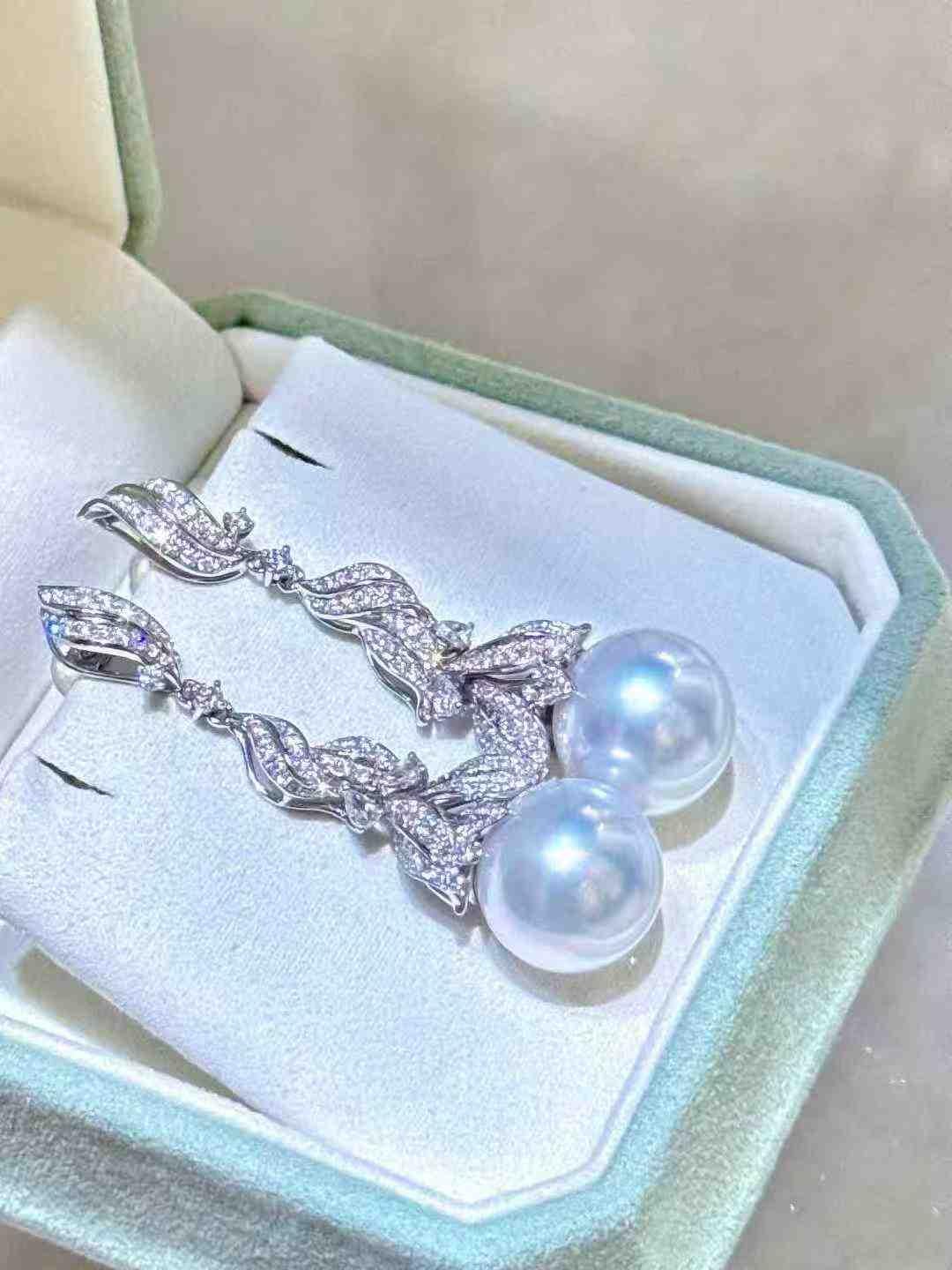 Orecchini con perle australiane 13-14 mm, diamante 1,20 carati, oro bianco 18 carati
L'eleganza senza tempo incontra la raffinata maestria artigianale in questi lussuosi orecchini a goccia, sapientemente realizzati in oro bianco massiccio 18 carati.