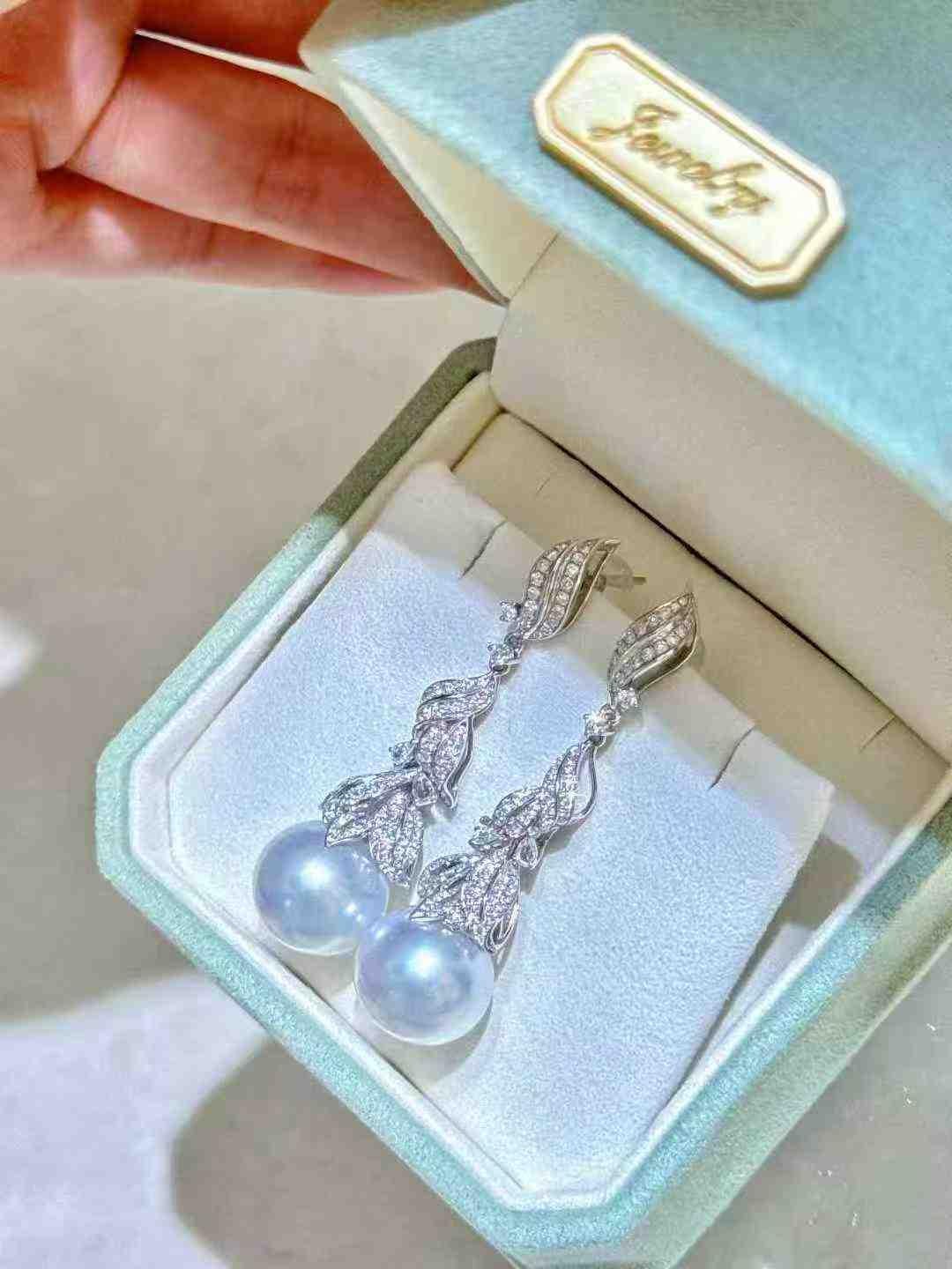 Moderno Orecchini con perle naturali e diamanti in oro bianco 18 carati in vendita