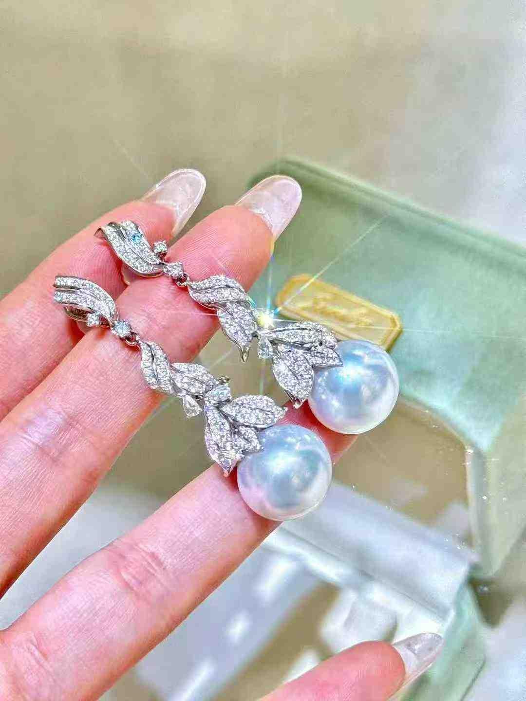 Taglio misto Orecchini con perle naturali e diamanti in oro bianco 18 carati in vendita