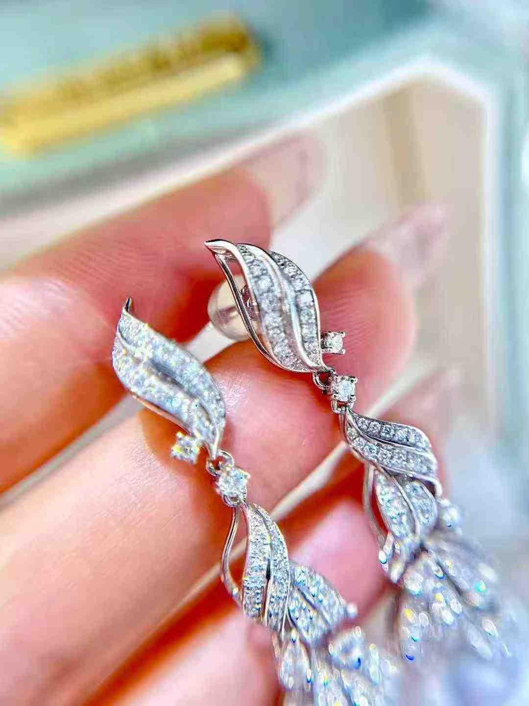 Orecchini con perle naturali e diamanti in oro bianco 18 carati In condizioni Nuovo in vendita a Bucharest, Romania