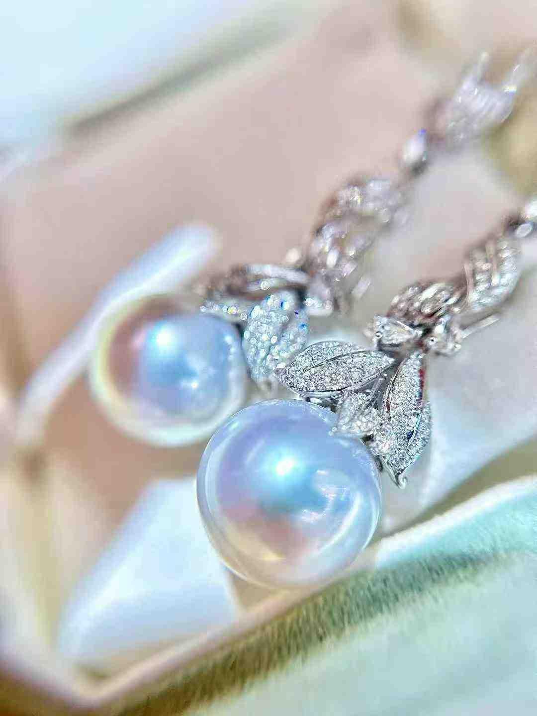 Donna Orecchini con perle naturali e diamanti in oro bianco 18 carati in vendita