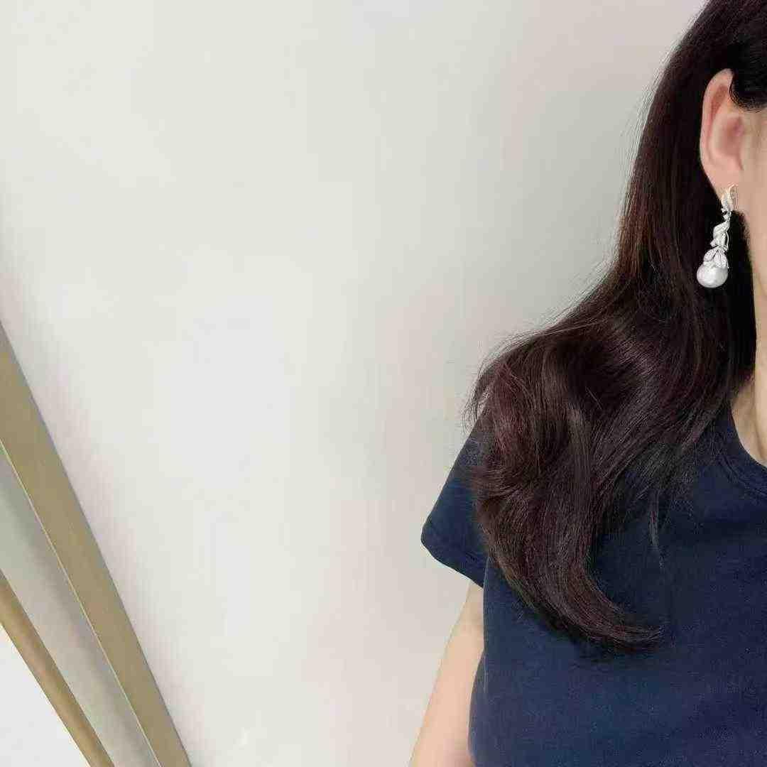 Orecchini con perle naturali e diamanti in oro bianco 18 carati in vendita 1