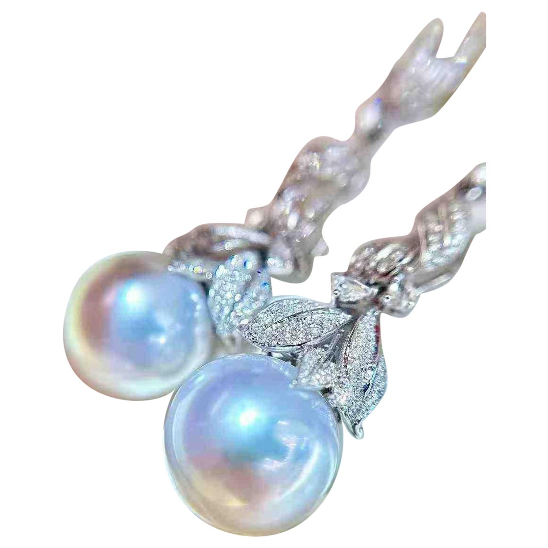 Orecchini con perle naturali e diamanti in oro bianco 18 carati in vendita