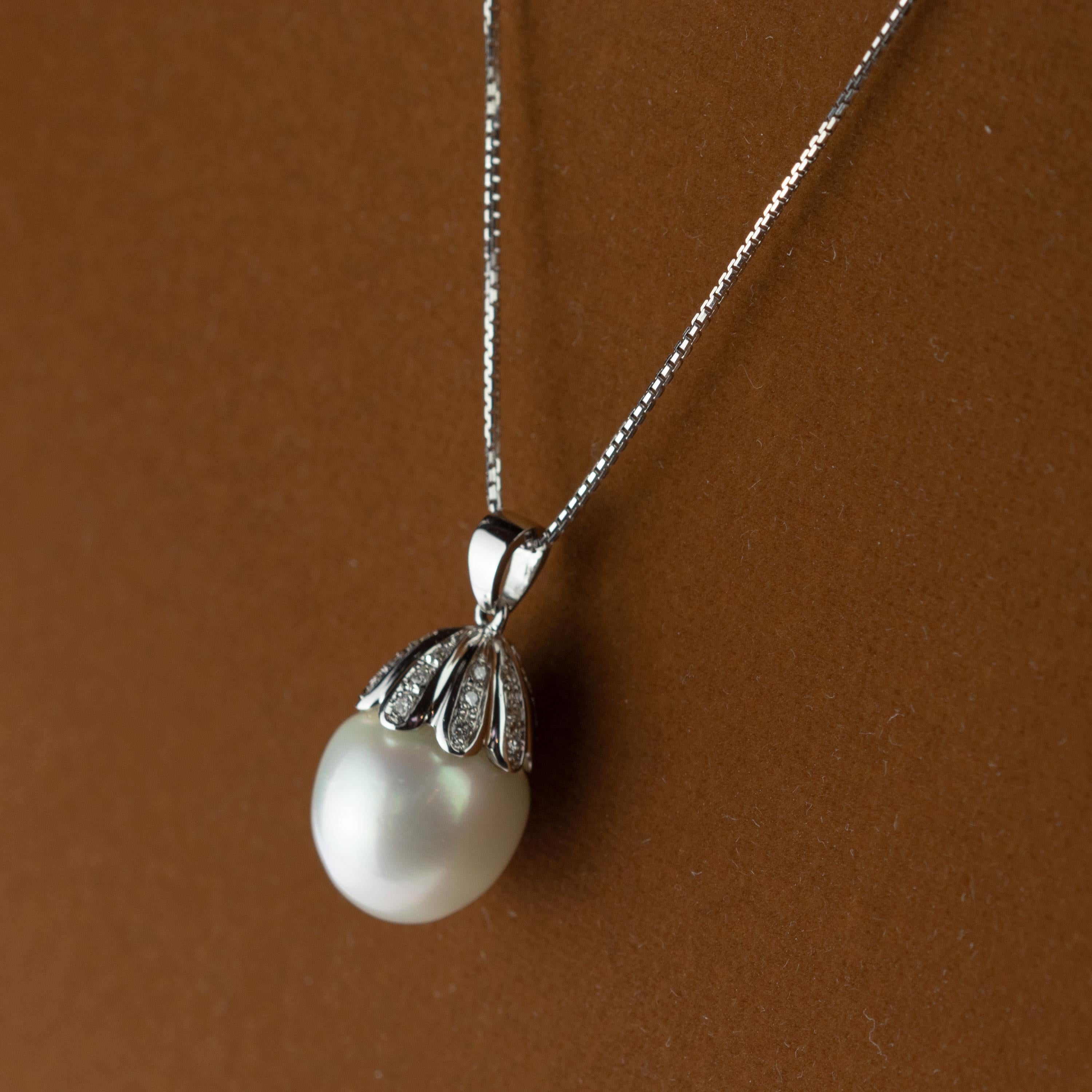 Graceful delicate necklace. A 18 karat white gold chain with a magnificent pendant of a large natural Japanese 12 mm pearl holded by a gold set hook with 1.2 carats of diamonds. Italian crafted jewellery piece filled with glamour and italian