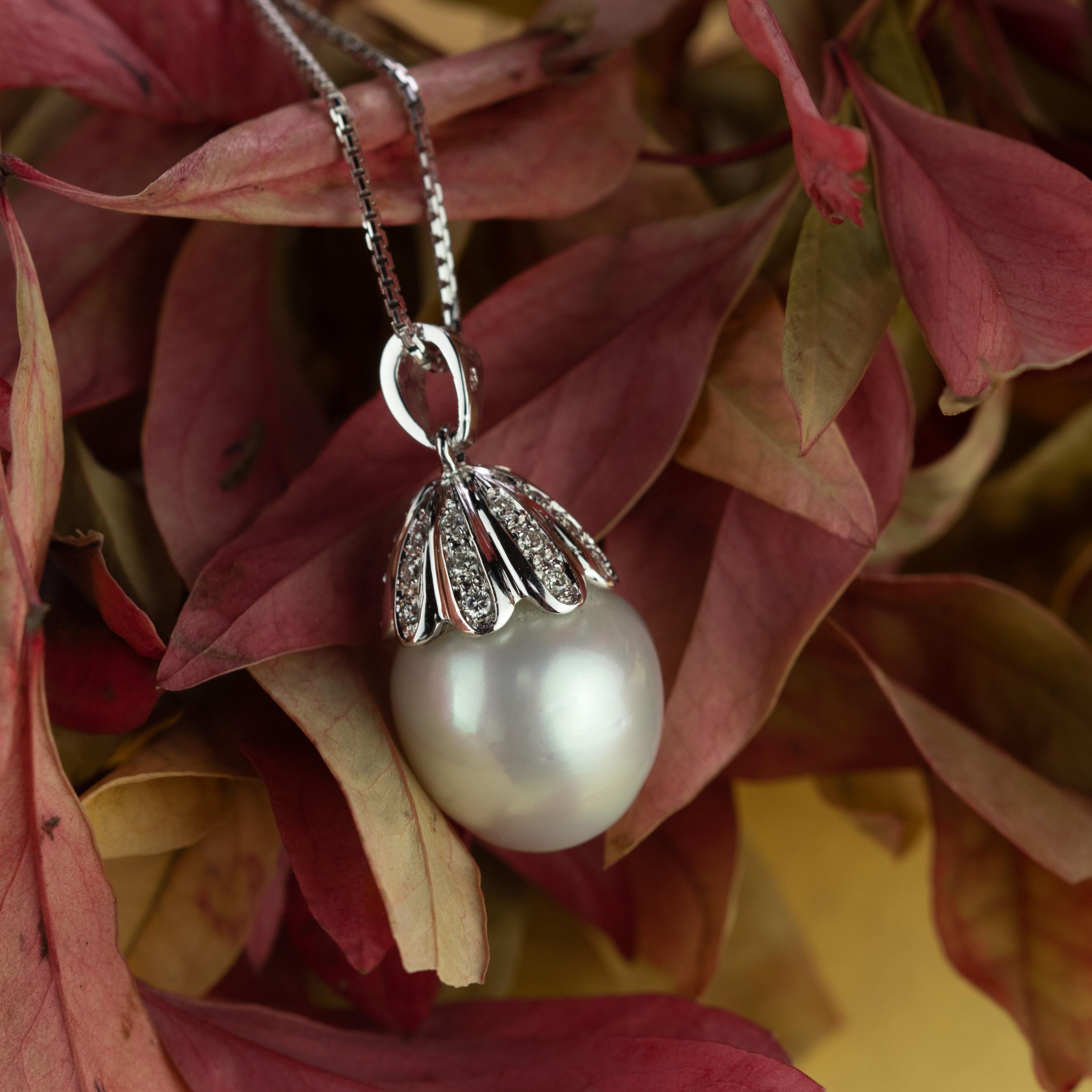 Artiste Chaîne collier à pendentif fleur en or blanc 18 carats avec perles naturelles et diamants, fait à la main en vente