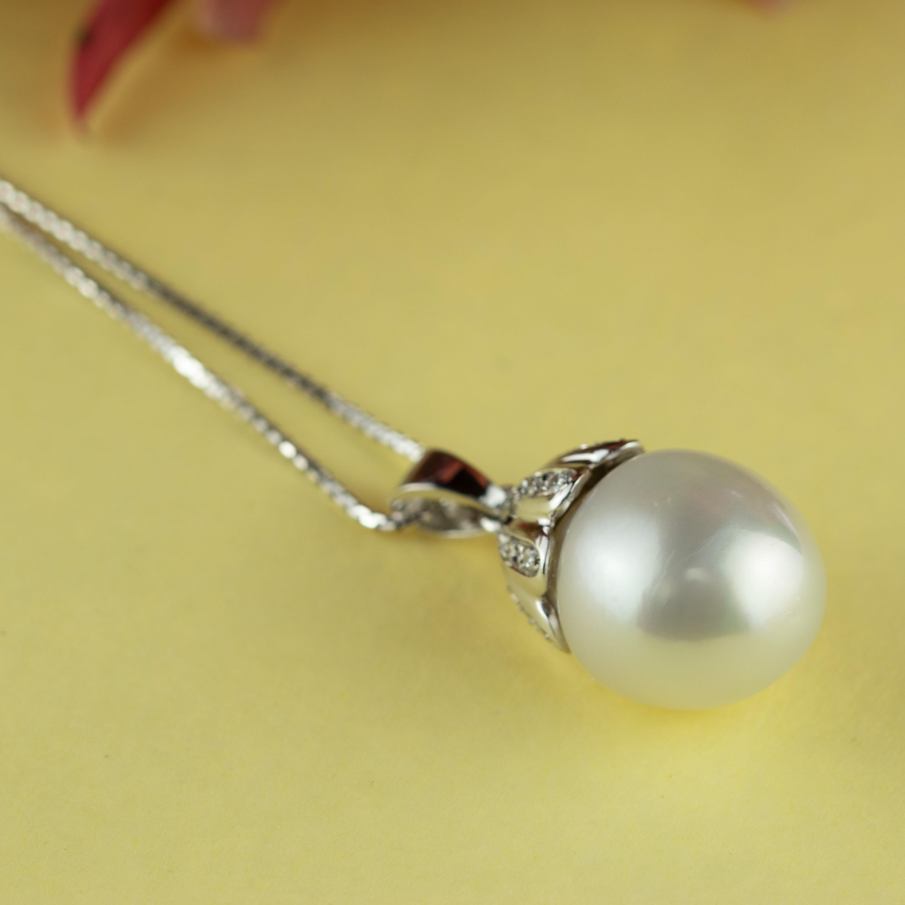 Natural Pearl Diamond Flower Pendant 18 Karat White Gold Chain Handmade Necklace In New Condition For Sale In Milano, IT