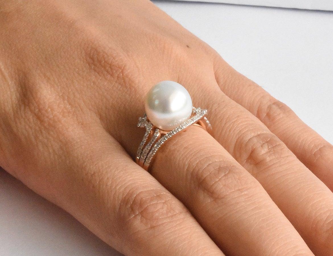 Handgefertigter Diamantring aus 18k massivem Gold mit Südseeperle. Sorgfältig handgefertigt von unserem Fasser in Oshi Jewels. Dieser Ring besteht aus 64 Diamanten mit einem Gesamtgewicht von 0,37 Karat. 

Diese 100% rundgeschliffenen Diamanten sind